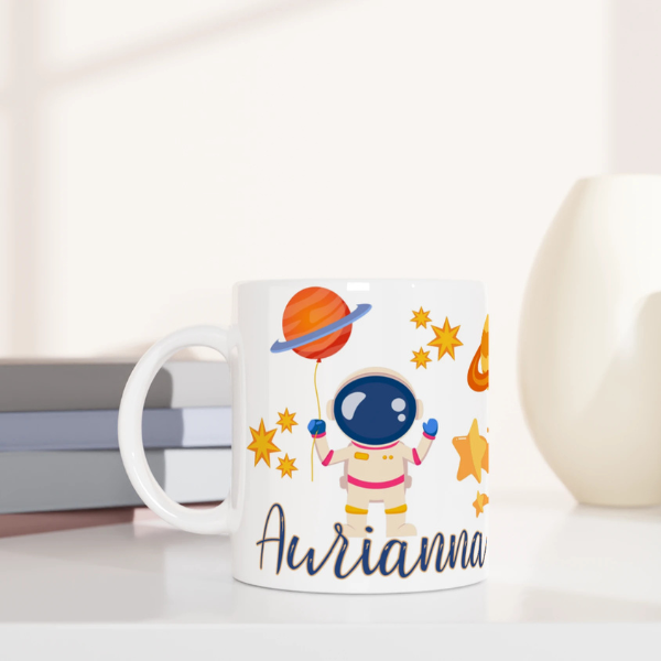 Tasse personnalisée tout blanc avec astronaute flottant sur une planète, idéal pour un cadeau enfant original et ludique.