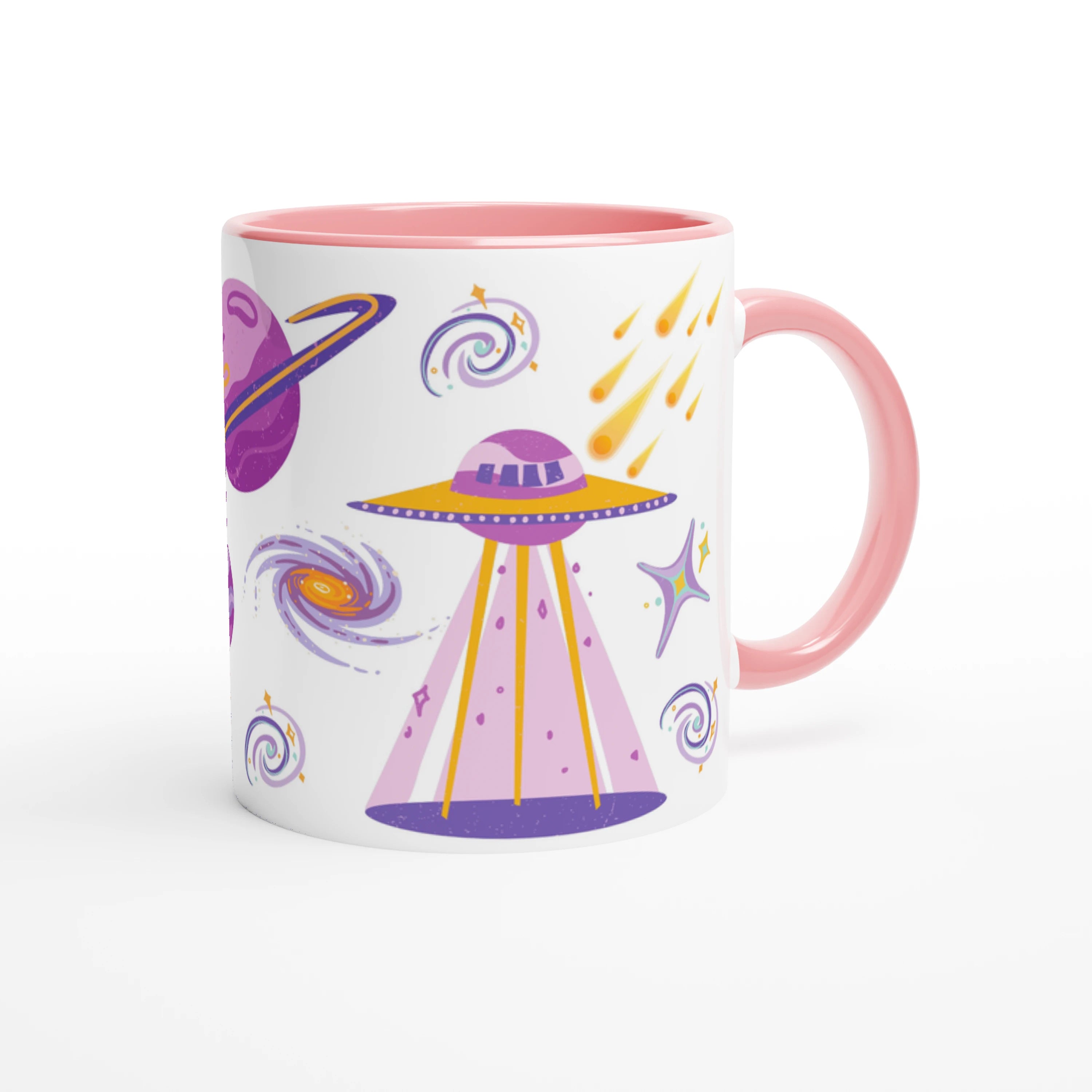 Tasse personnalisée avec astronaute en combinaison violette et planète, intérieur rose, idéale pour un cadeau féerique.