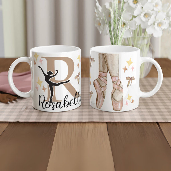 Mug personnalisable tout blanc avec prénom, illustration de ballerine et pointes de danse classique, parfait comme cadeau pour une petite danseuse.