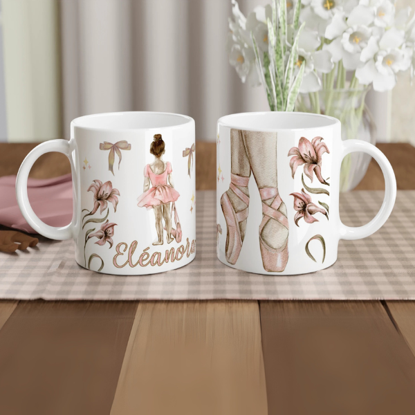 Mug personnalisable tout blanc avec prénom, illustration de ballerine, pointes et fleurs, parfait pour un cadeau unique pour une petite danseuse.