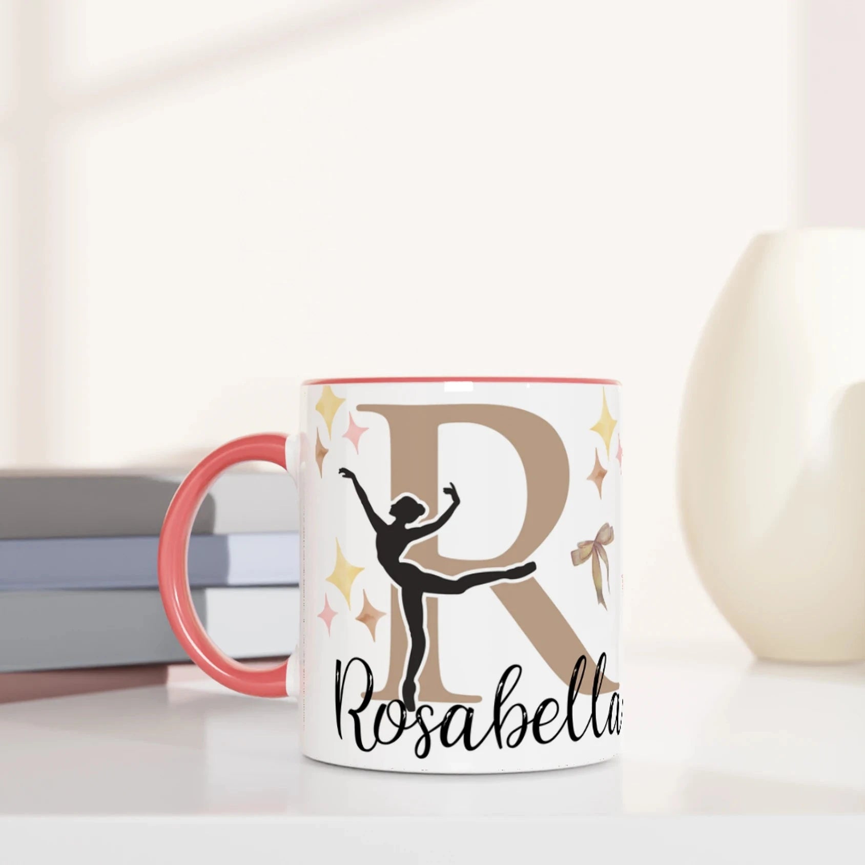 Mug personnalisé avec prénom et illustration de ballerine et pointes, intérieur rose, idéal comme cadeau pour une petite danseuse.