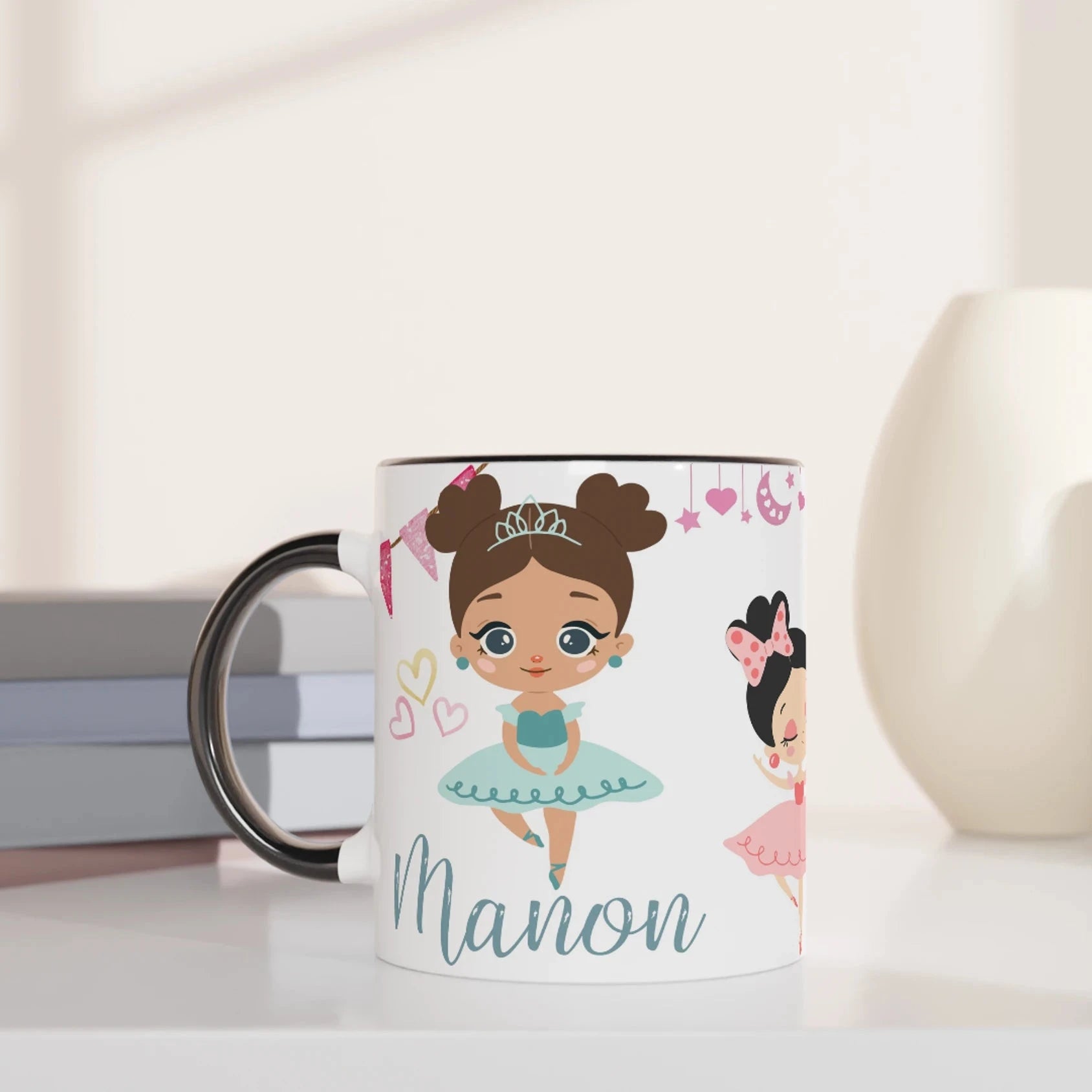 Mug prénom personnalisable avec danseuse en robe bleue, intérieur noir, parfait comme cadeau élégant pour une enfant passionnée de danse.