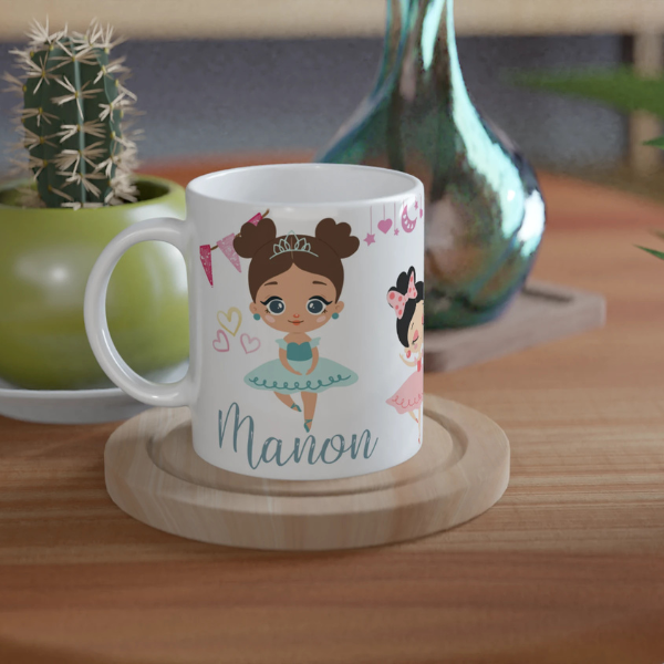 Mug personnalisé pour enfant avec prénom et illustration de danseuse ballerine, idéal pour un cadeau original et unique.