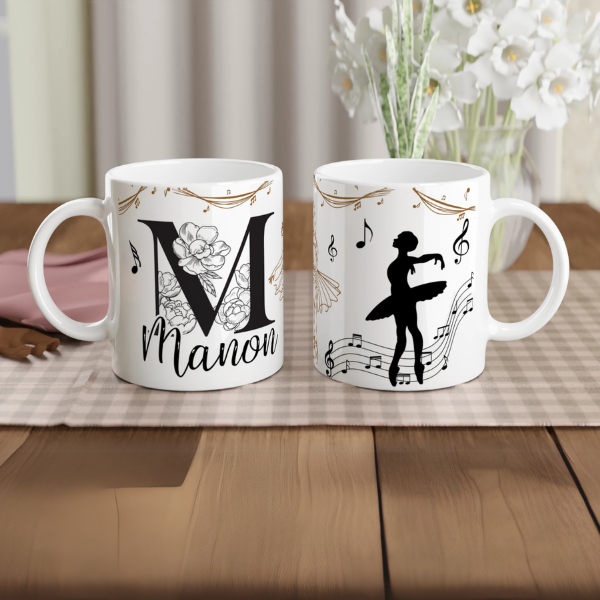 Mug personnalisable tout blanc avec prénom, silhouette de danseuse classique et notes de musique, parfait comme cadeau élégant pour une passionnée de ballet.