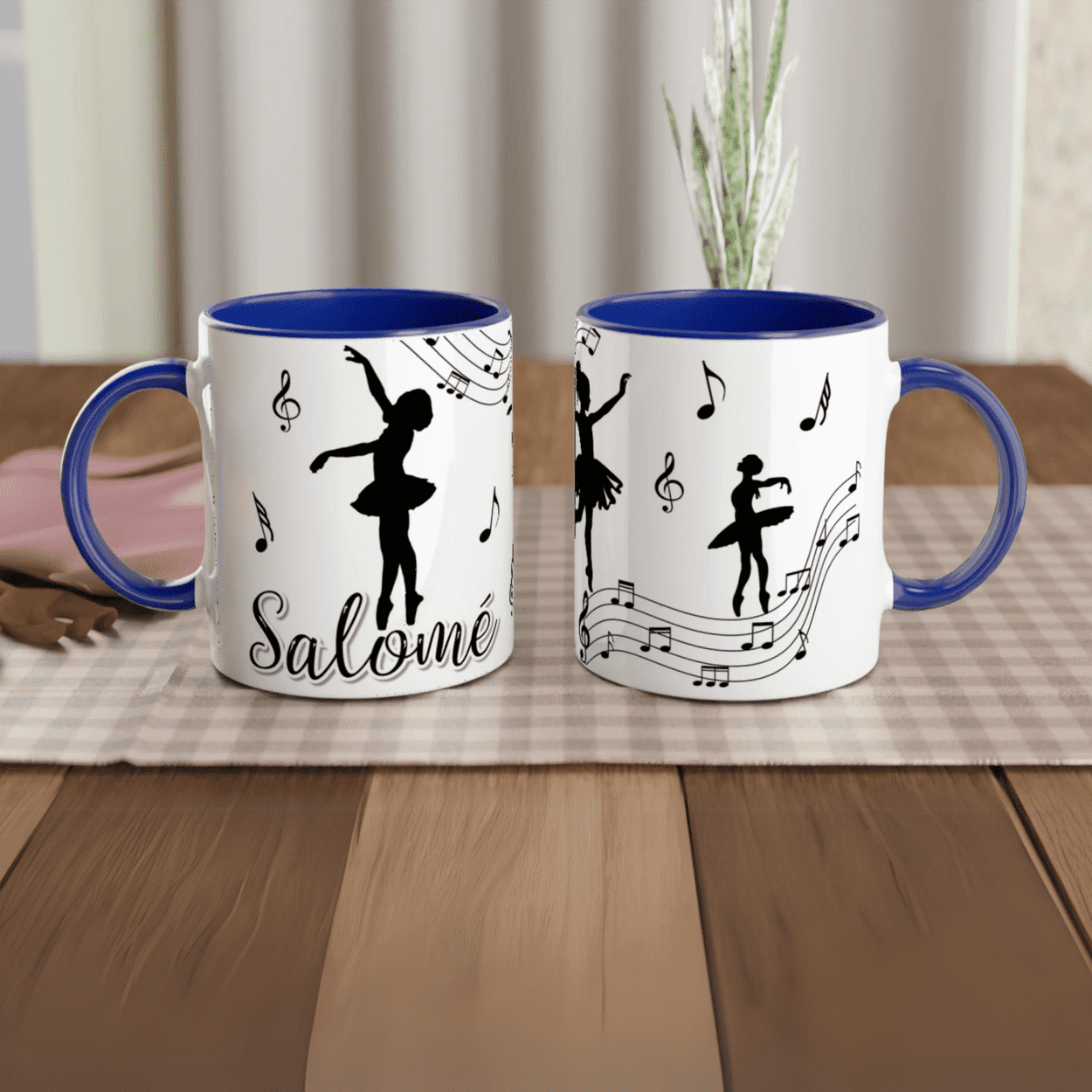 Mug prénom personnalisable avec design de danseuse classique et notes musicales, intérieur bleu, cadeau parfait pour les amoureuses du ballet.