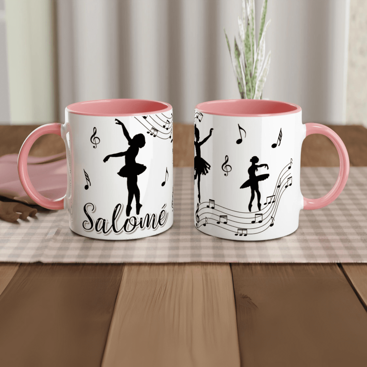 Mug prénom personnalisable avec silhouette de danseuse classique et notes de musique, intérieur rose, parfait pour les passionnées de ballet.