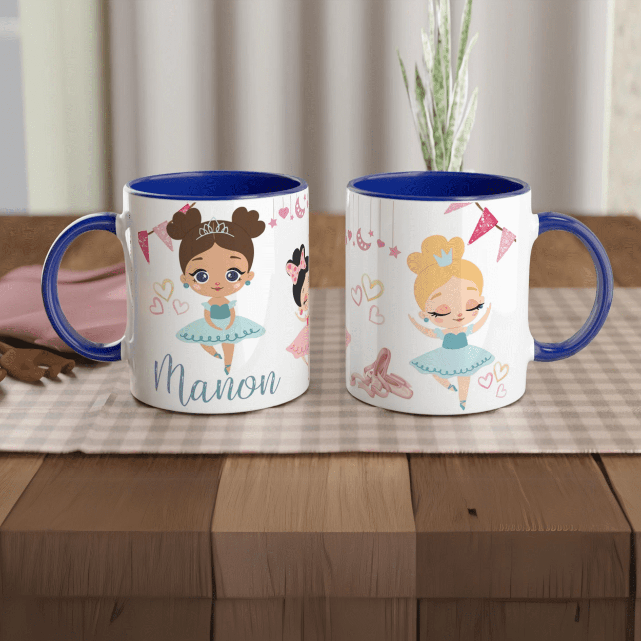 Mug personnalisé avec prénom et illustration de danseuse en robe bleue, intérieur bleu, idéal pour un cadeau original pour fille.