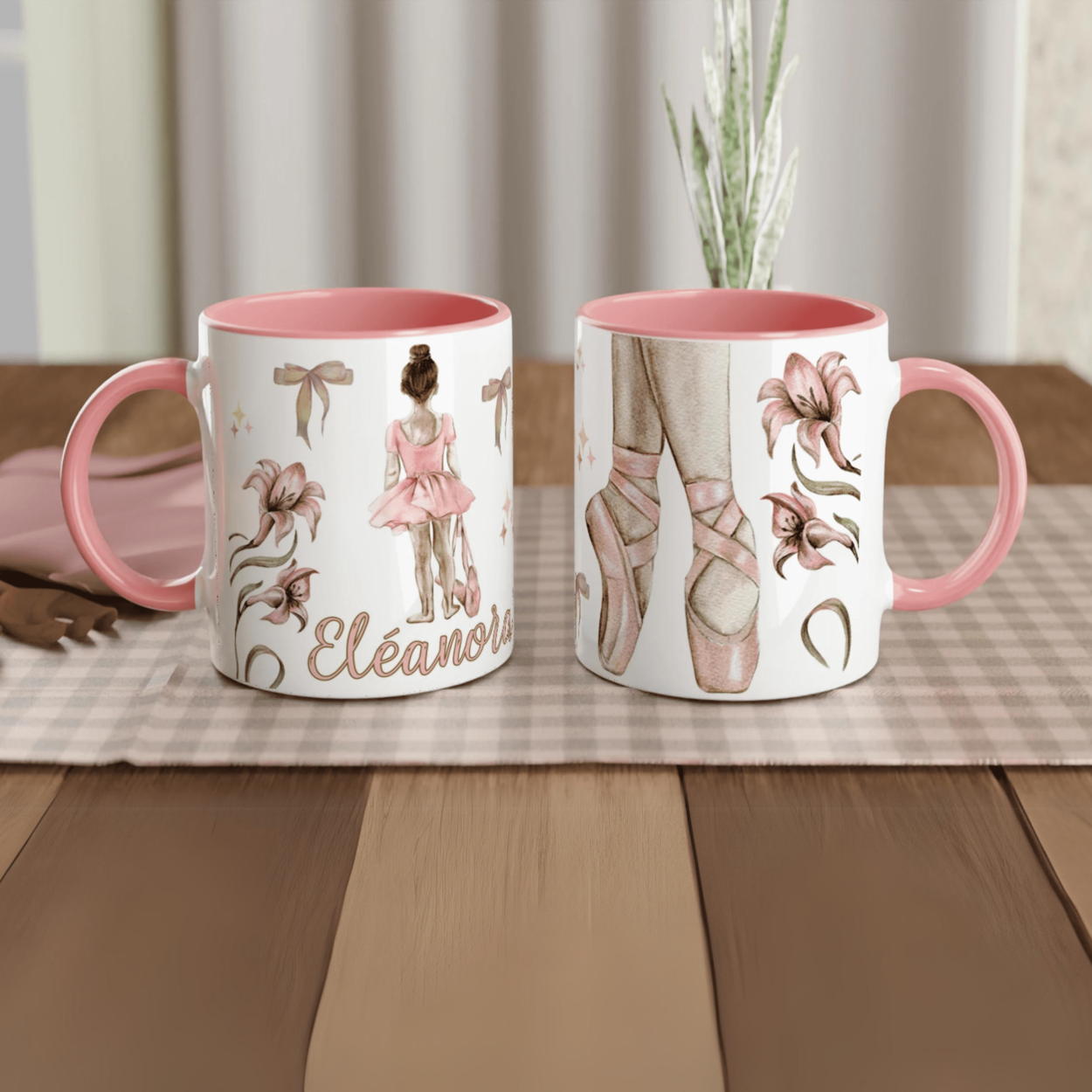 Mug personnalisable avec prénom, design de danseuse et fleurs, intérieur rose, parfait pour un cadeau élégant et unique.