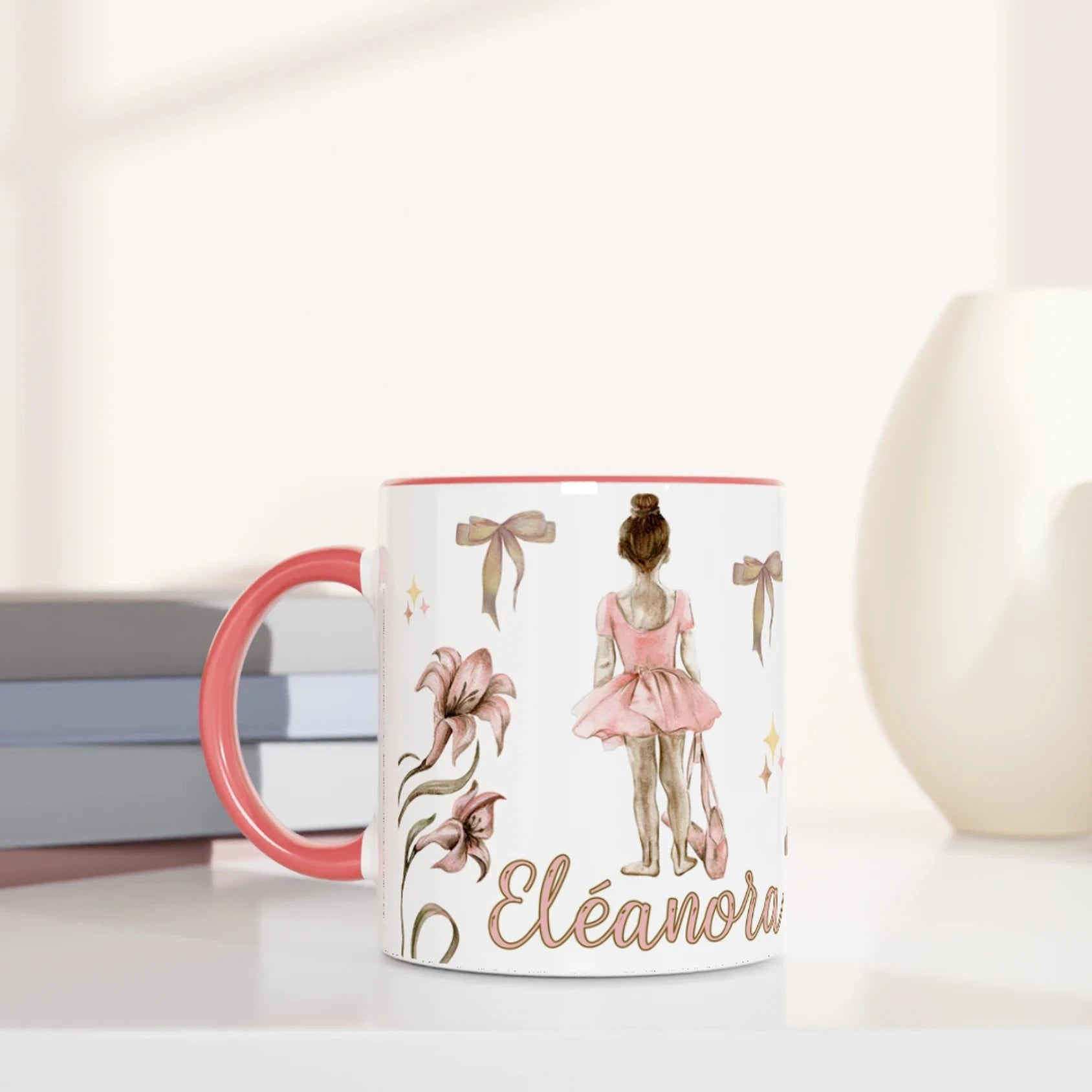 Mug personnalisable avec prénom, design de danseuse et fleurs, intérieur rose, parfait pour un cadeau élégant et unique.