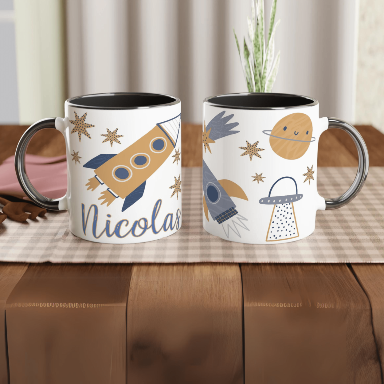 Mug personnalisé avec vaisseau spatial et planètes dorées, intérieur noir, pour une touche élégante et futuriste.