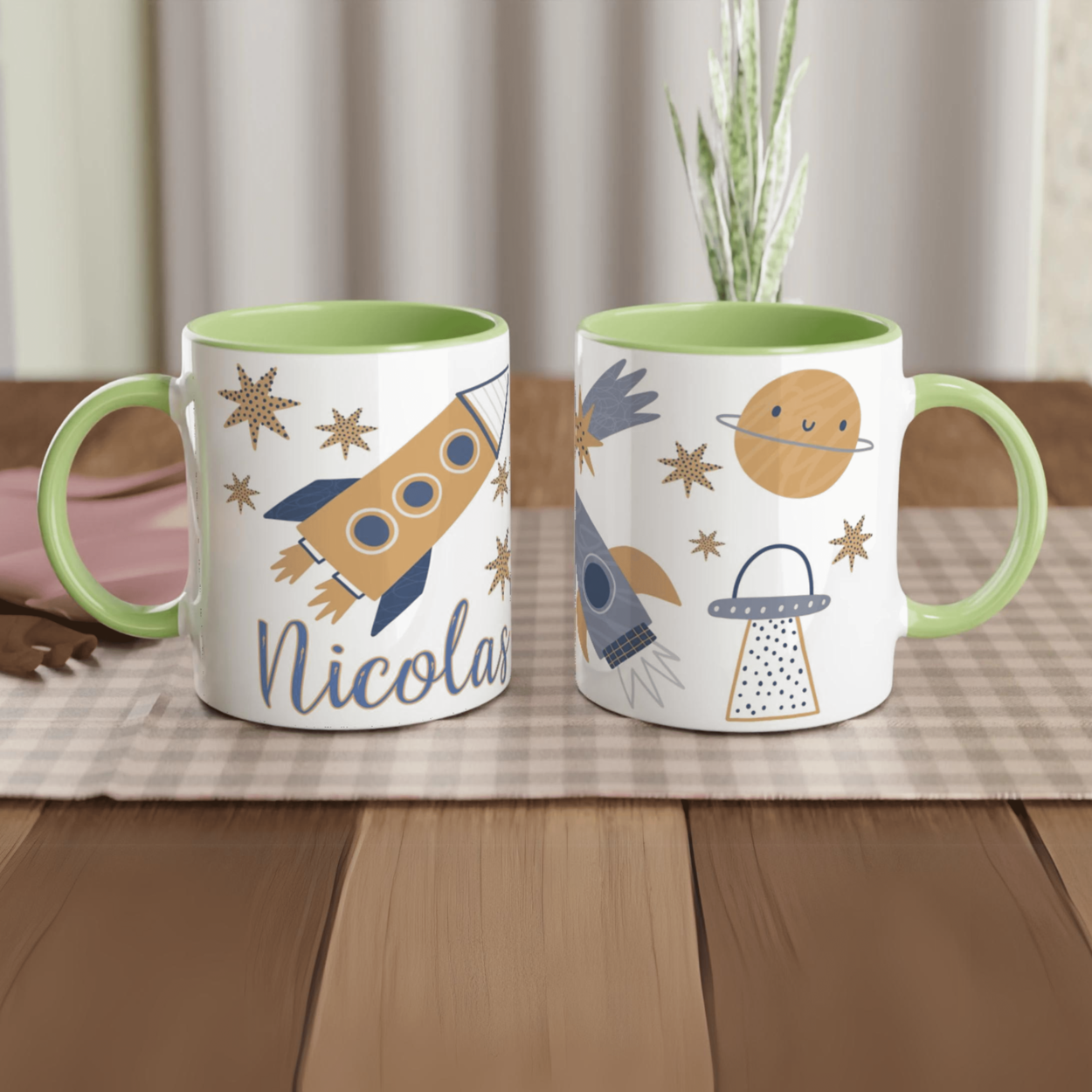Tasse personnalisée avec dessin d’astronaute et étoiles scintillantes, intérieur vert, un cadeau original et apaisant.