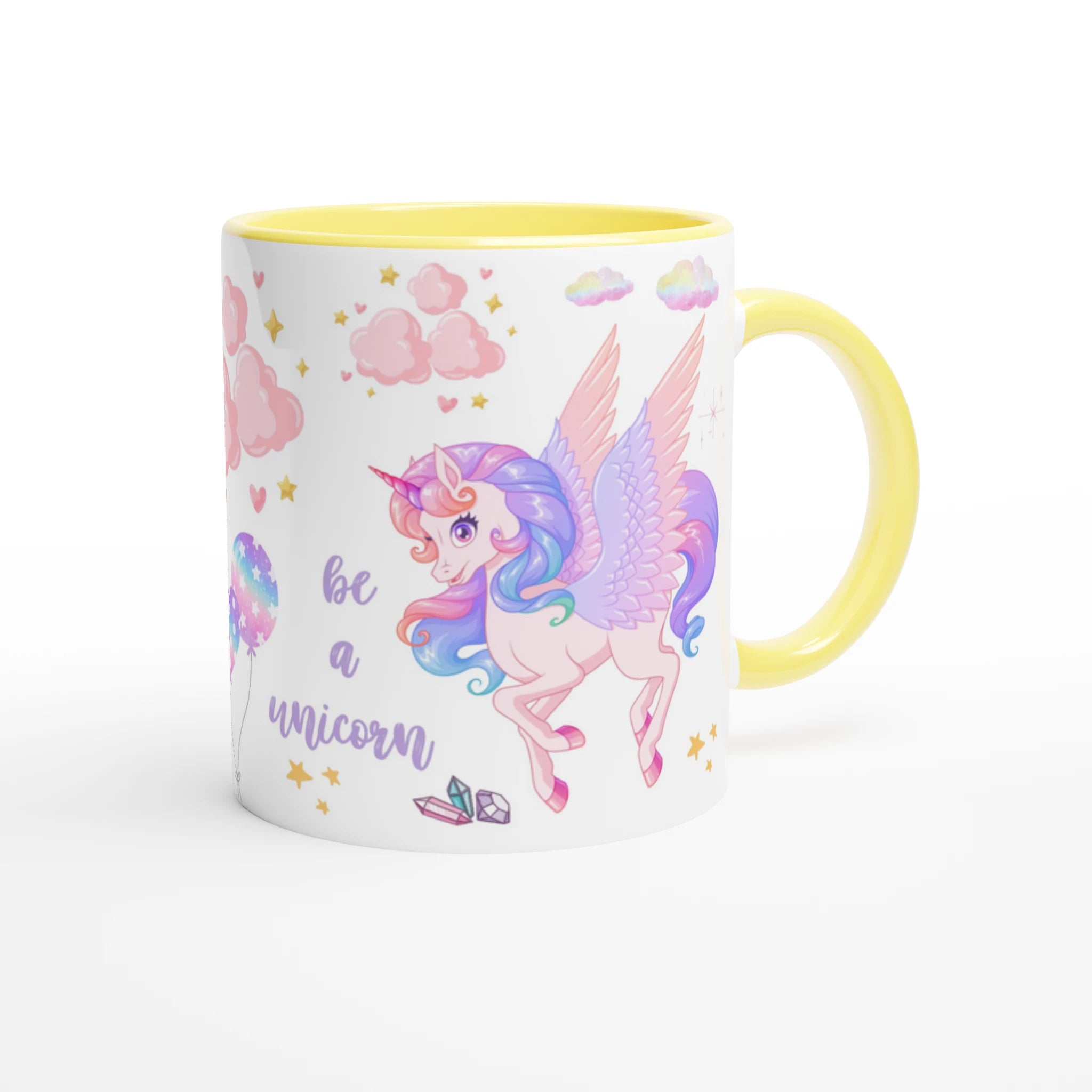 Mug personnalisé avec licorne arc-en-ciel et étoiles scintillantes, intérieur jaune, parfait pour un cadeau joyeux et lumineux.