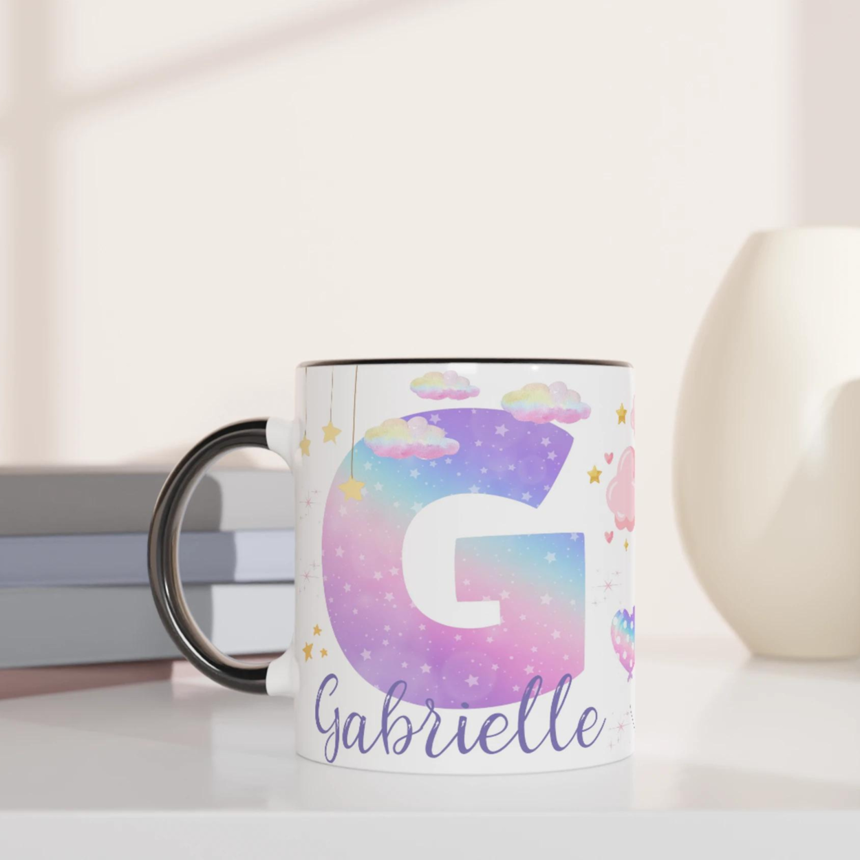 Mug personnalisé avec licorne céleste et décor étoilé, intérieur noir, pour une touche élégante et mystique.