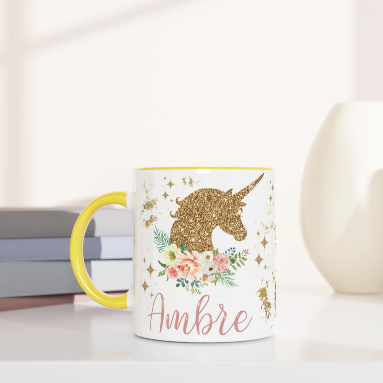 Mug personnalisé avec licorne scintillante et fleurs pastel, intérieur jaune, parfait pour un cadeau joyeux et lumineux.