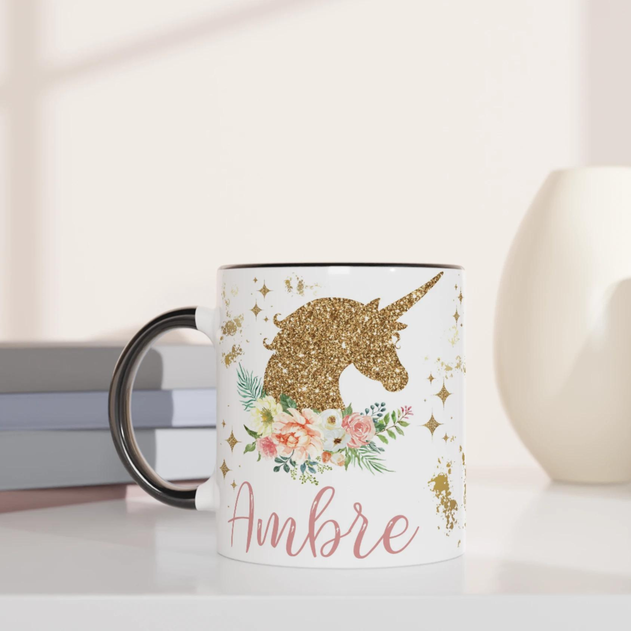 Mug personnalisé avec licorne dorée et touches florales, intérieur noir, pour une touche chic et mystérieuse.