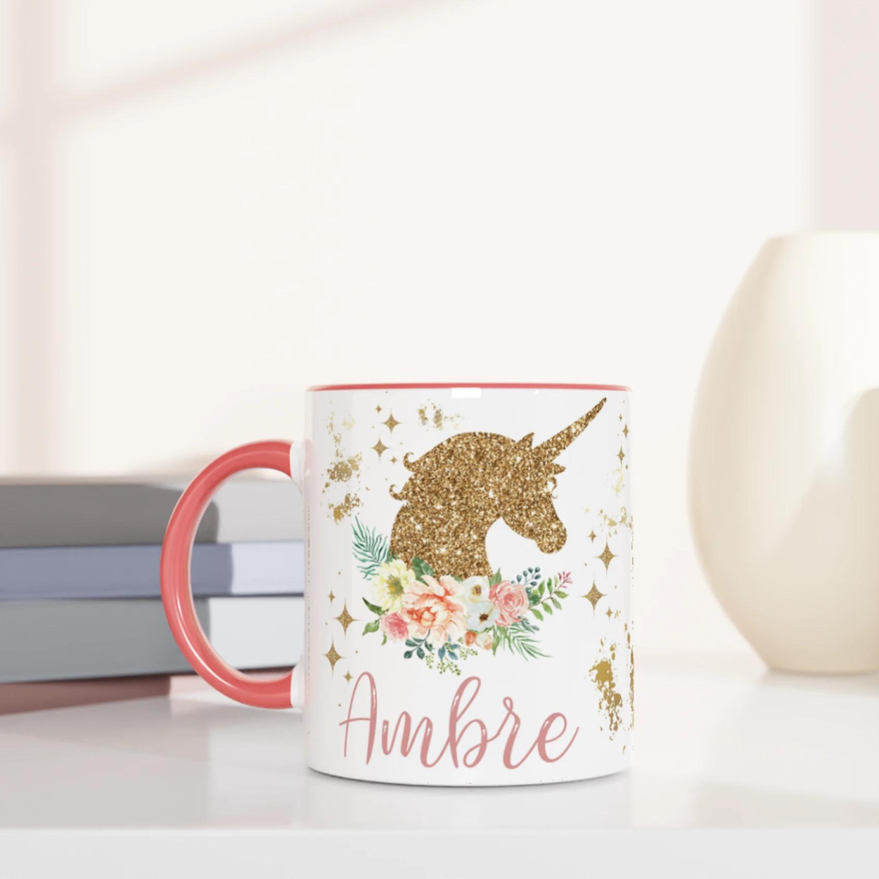Tasse personnalisée avec licorne dorée et roses délicates, intérieur rose, idéale pour un cadeau féerique et élégant.