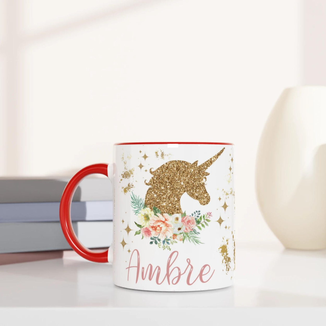 Mug personnalisé avec licorne dorée et décor floral, intérieur rouge, parfait pour un cadeau dynamique et unique.