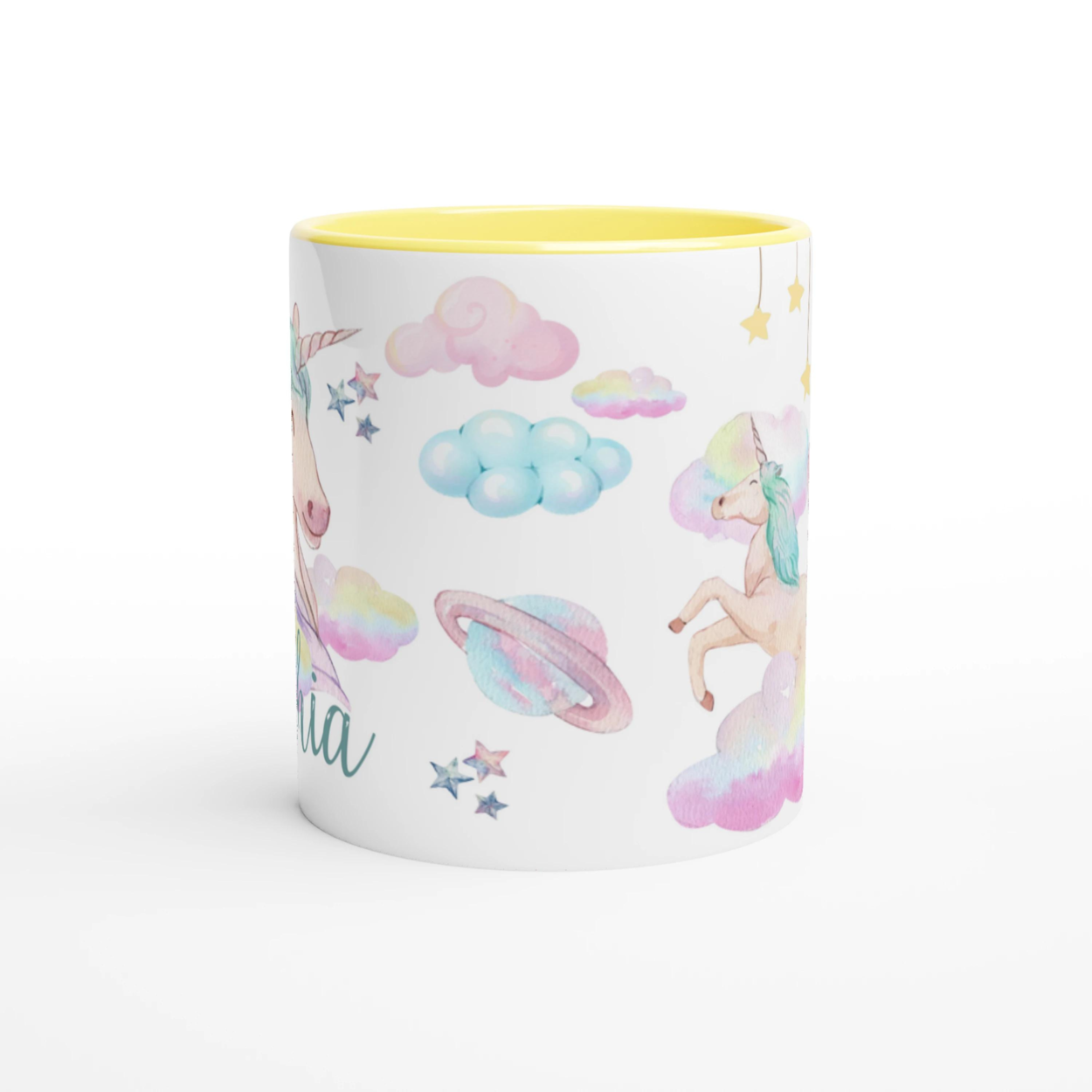 Mug personnalisé avec licorne rêveuse et étoiles scintillantes, intérieur jaune, parfait pour un cadeau lumineux et enchanteur.