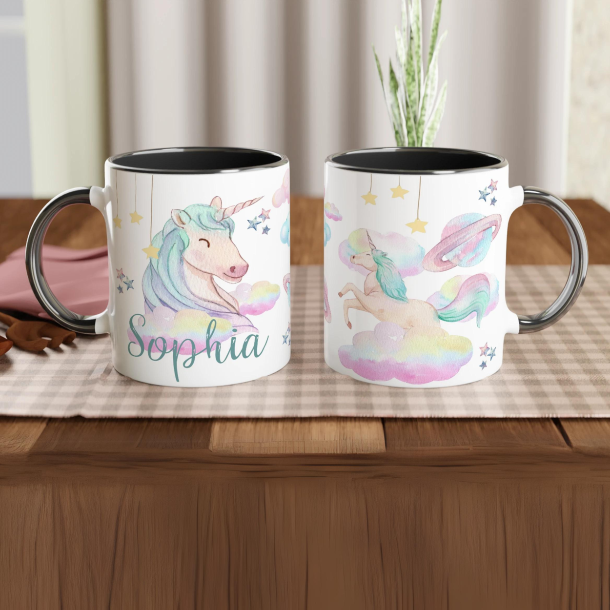 Mug personnalisé avec licorne céleste et décor onirique, intérieur noir, pour une touche élégante et mystique.