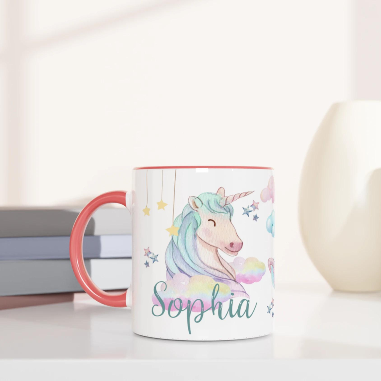 Tasse personnalisée avec licorne pastel et ciel étoilé, intérieur rose, idéale pour un cadeau tendre et féerique.