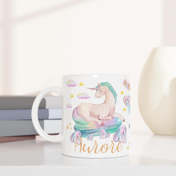 Mug personnalisé tout blanc avec licorne couchée sur un nuage pastel, idéal pour un cadeau féerique et enchanteur.