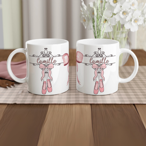 Mug personnalisable tout blanc avec prénom et illustration de pointes de danse classique, parfait comme cadeau unique pour les passionnés de ballet.