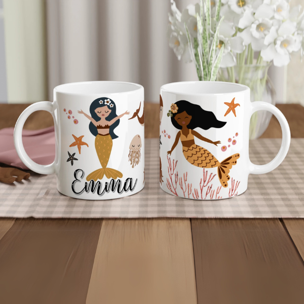 Mug personnalisé tout blanc avec prénom, illustration de sirènes et éléments marins, parfait pour un cadeau enfant original.