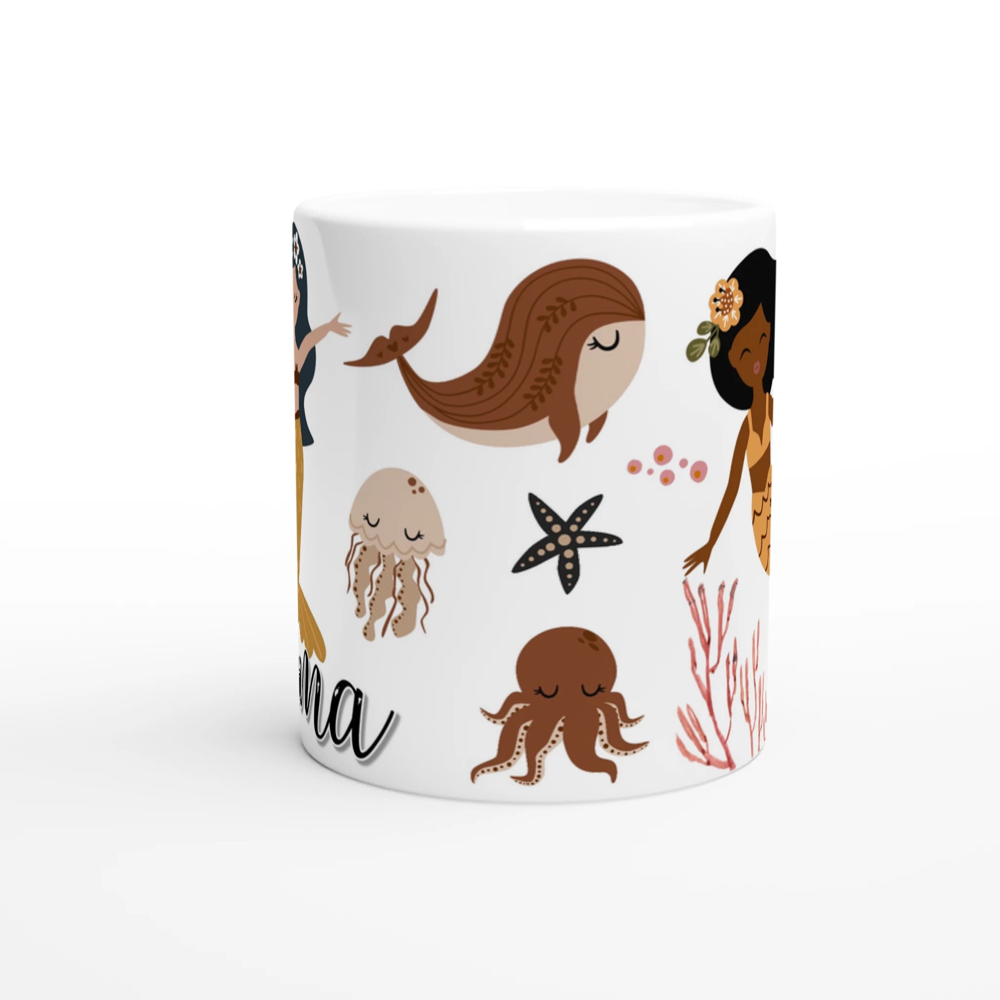 Mug personnalisé tout blanc avec prénom, illustration de sirènes et éléments marins, parfait pour un cadeau enfant original.