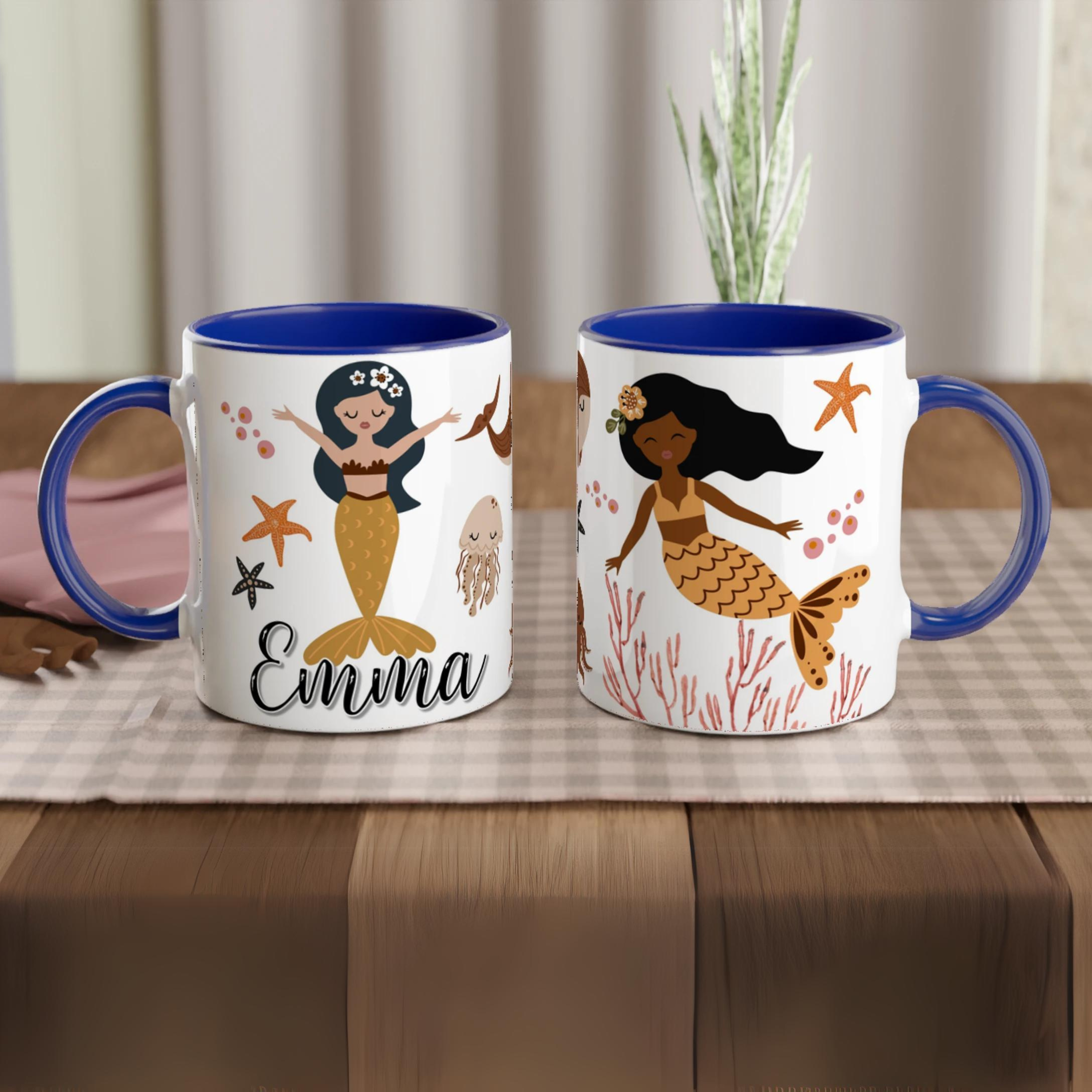 Mug prénom personnalisable avec illustration de sirènes et animaux marins, intérieur bleu, parfait pour les passionnées de l’océan.