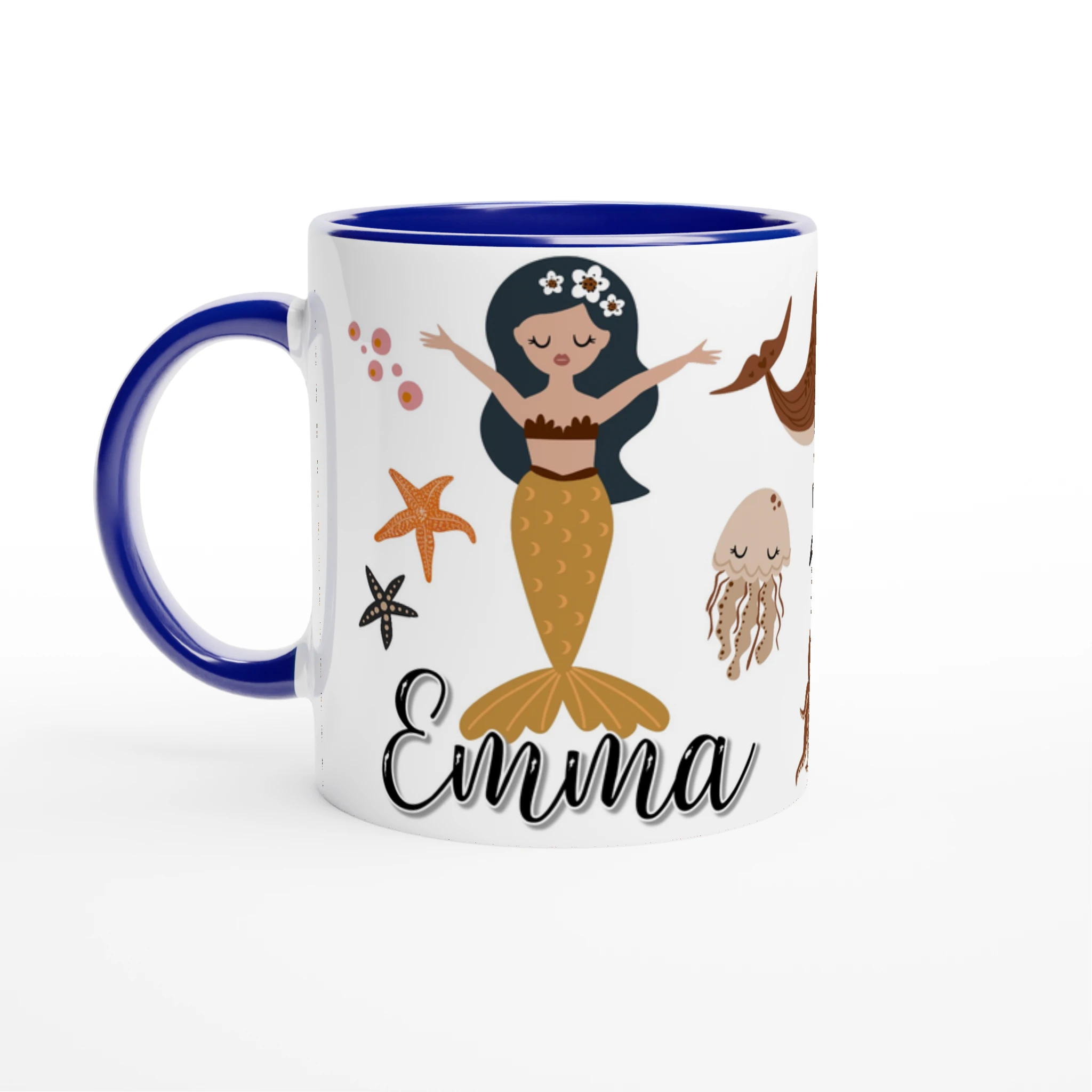 Mug prénom personnalisable avec illustration de sirènes et animaux marins, intérieur bleu, parfait pour les passionnées de l’océan.