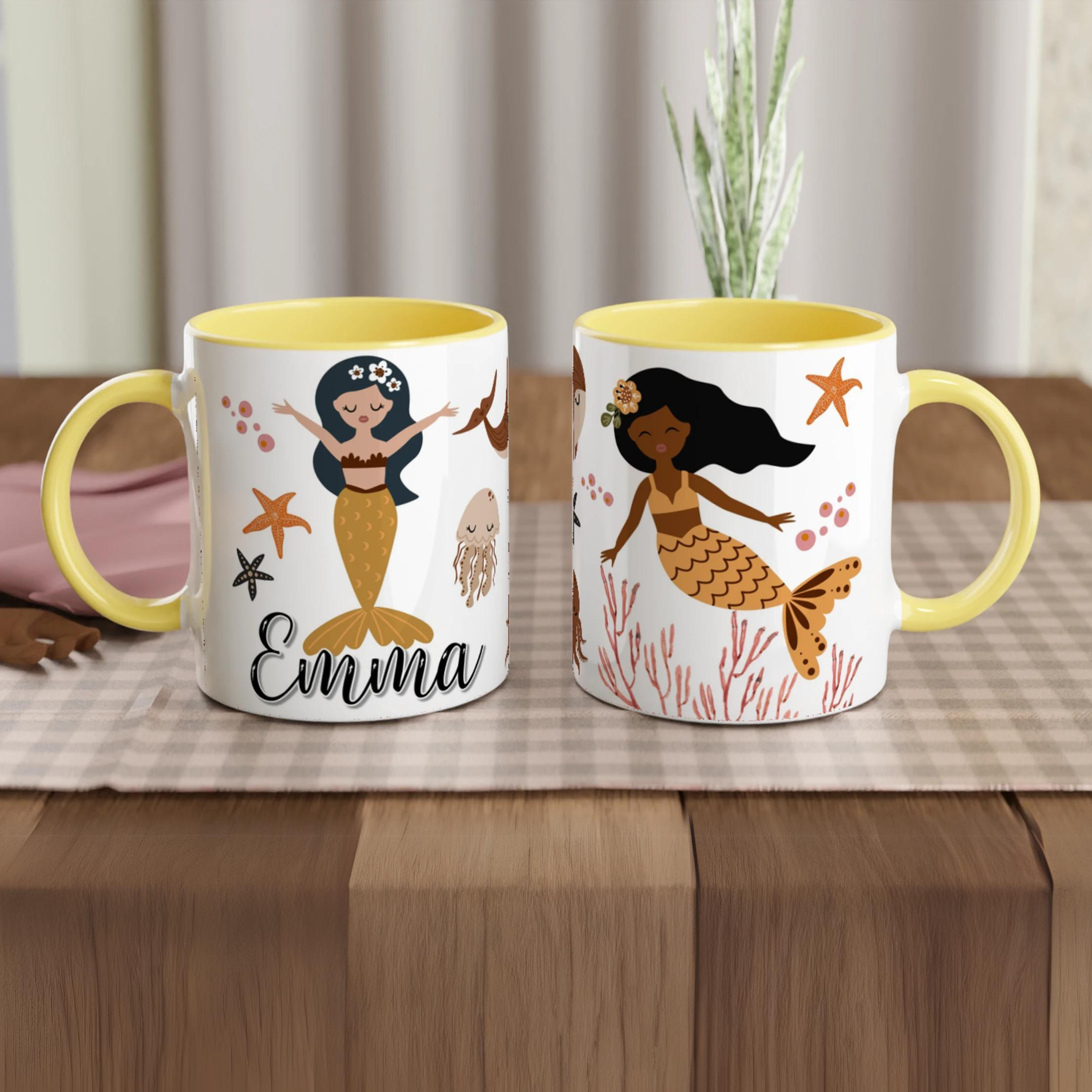 Mug prénom personnalisé avec design de sirènes et décor marin, intérieur jaune, idéal comme cadeau joyeux pour enfant.