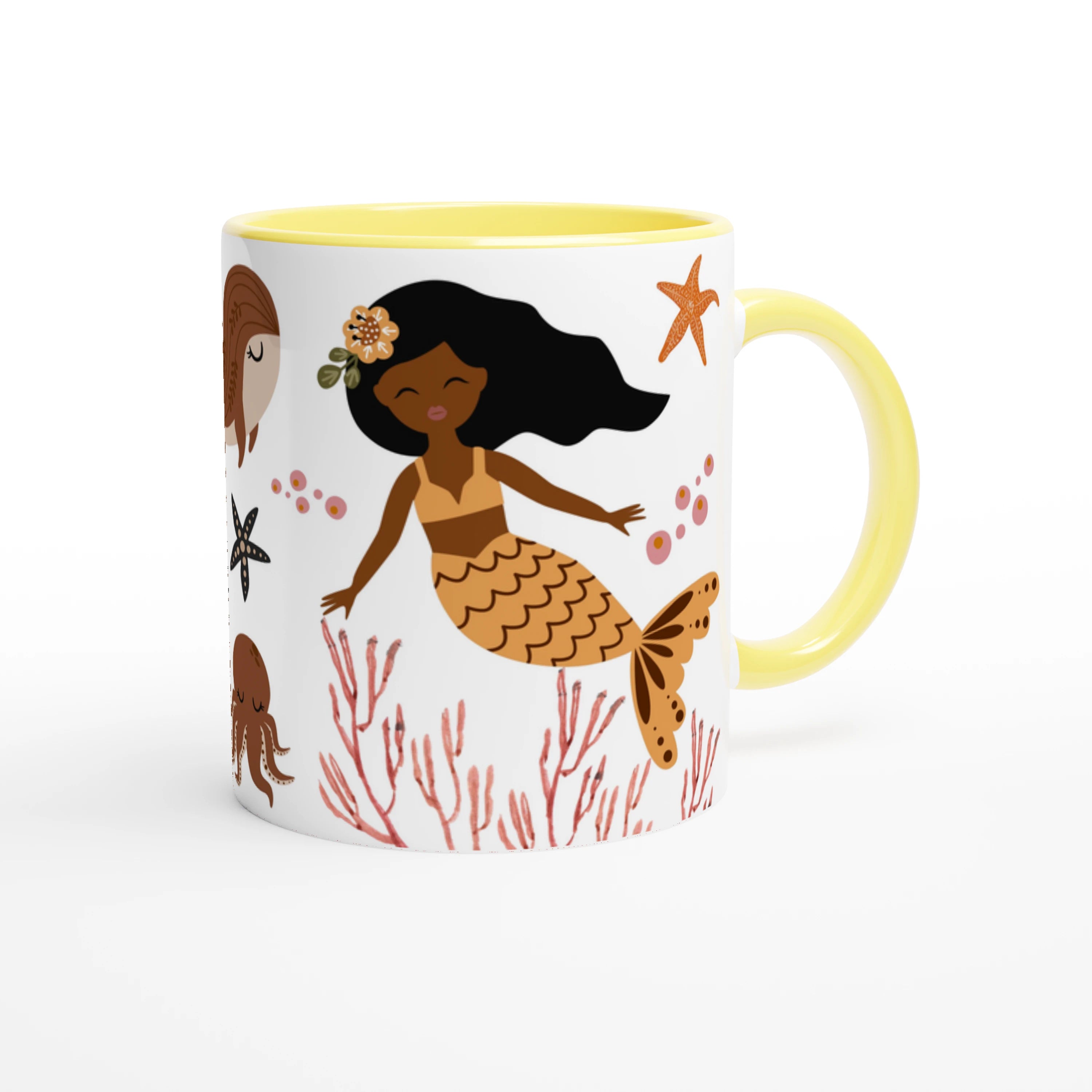Mug prénom personnalisé avec design de sirènes et décor marin, intérieur jaune, idéal comme cadeau joyeux pour enfant.