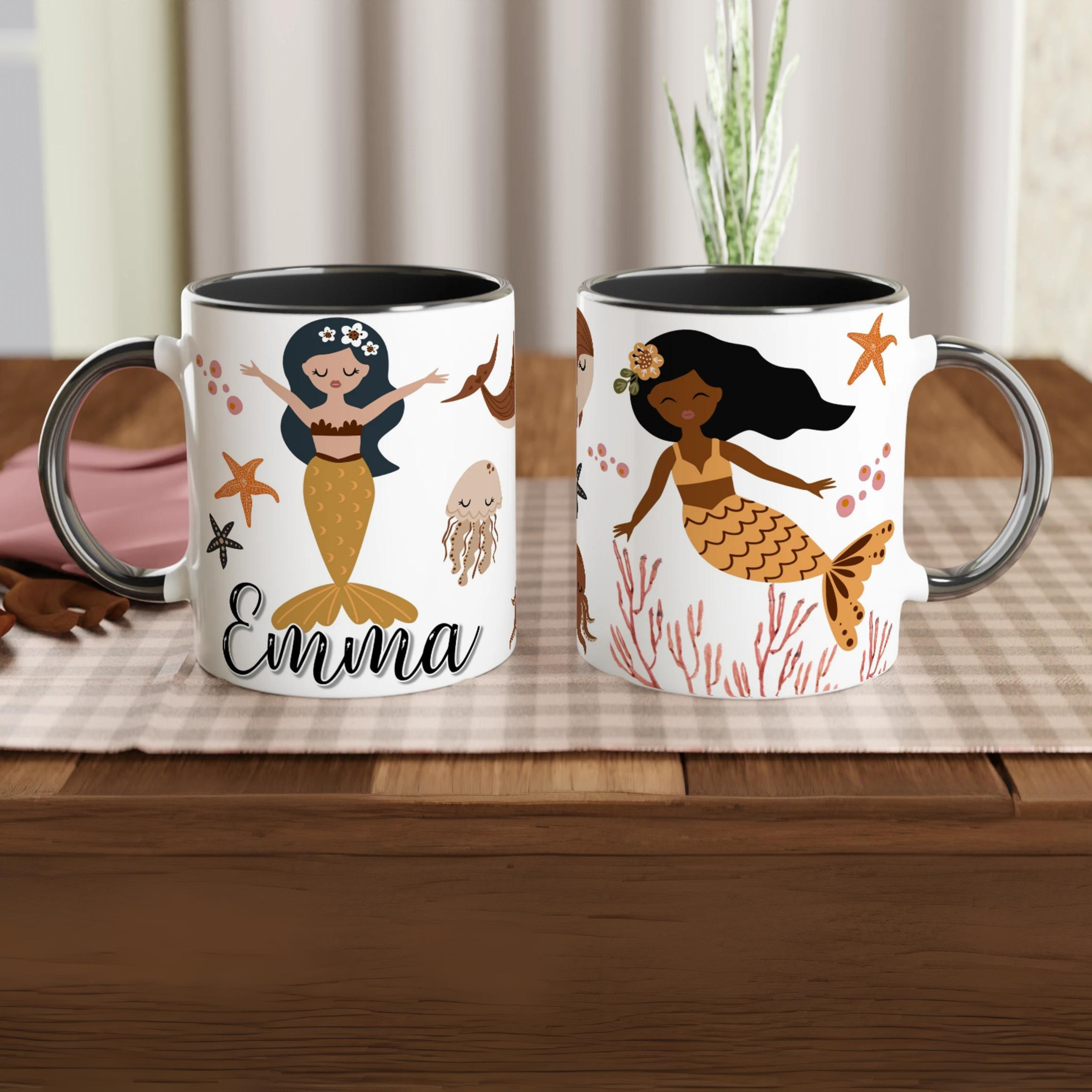 Mug personnalisé avec prénom et sirènes, décor marin et coraux, intérieur noir, idéal pour une touche élégante.