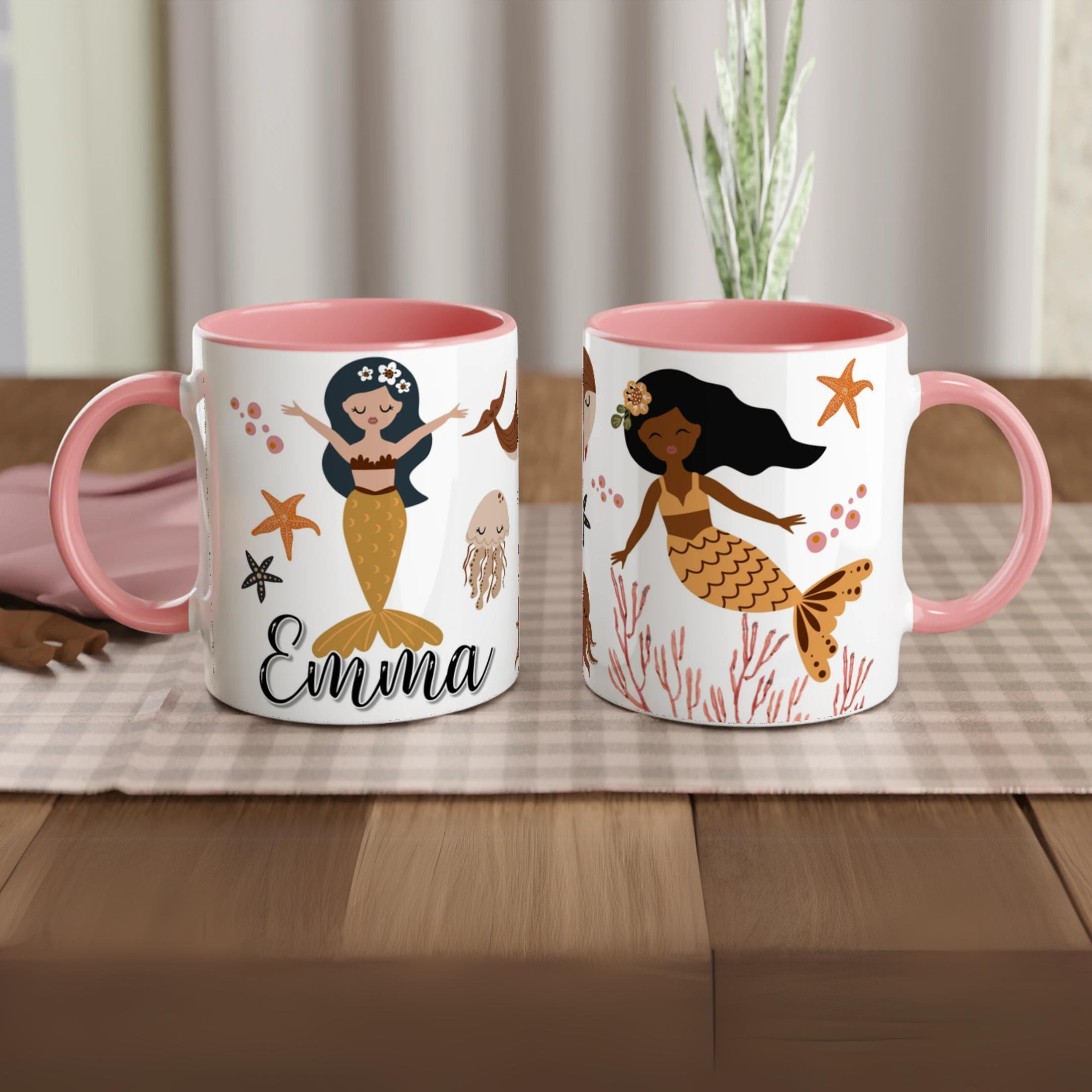 Tasse personnalisée avec prénom, motif de sirènes et coraux, intérieur rose, parfaite pour un cadeau fille élégant.