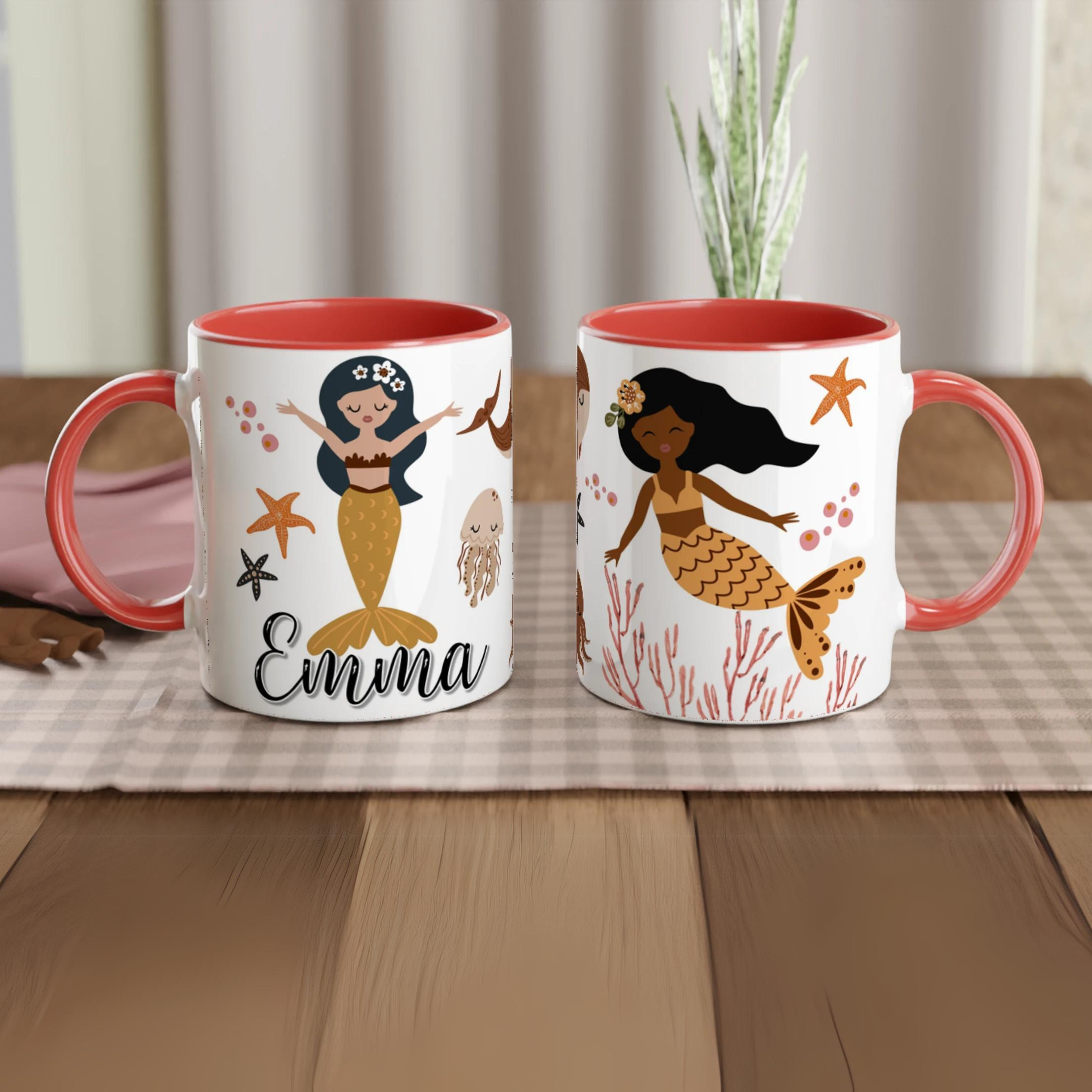 Mug prénom personnalisé avec illustration de sirènes et coraux, intérieur rouge, parfait comme cadeau pour une passionnée de la mer.