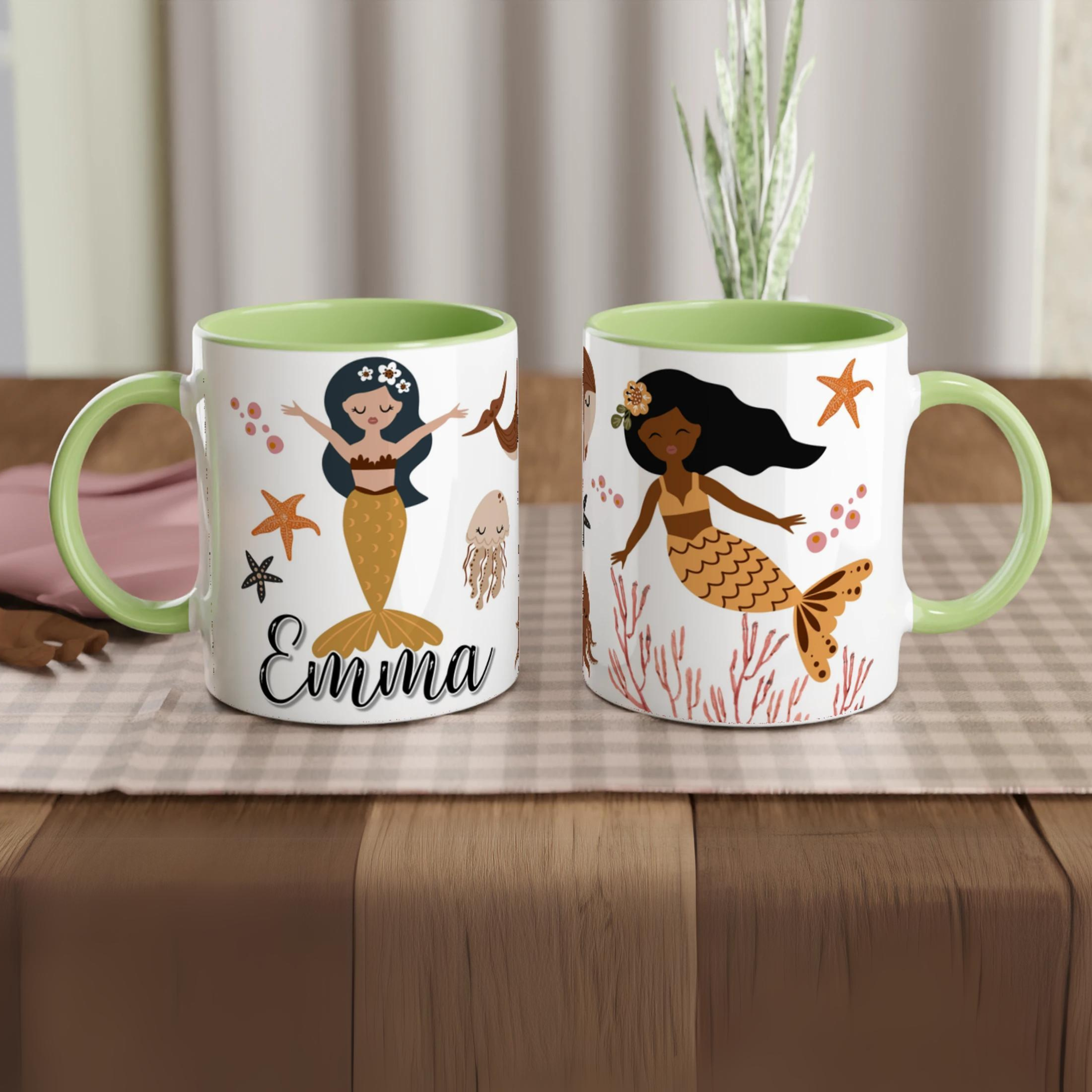 Tasse personnalisée tout blanc avec prénom et décor de sirènes et coraux, intérieur vert, idéale pour un cadeau original et coloré.