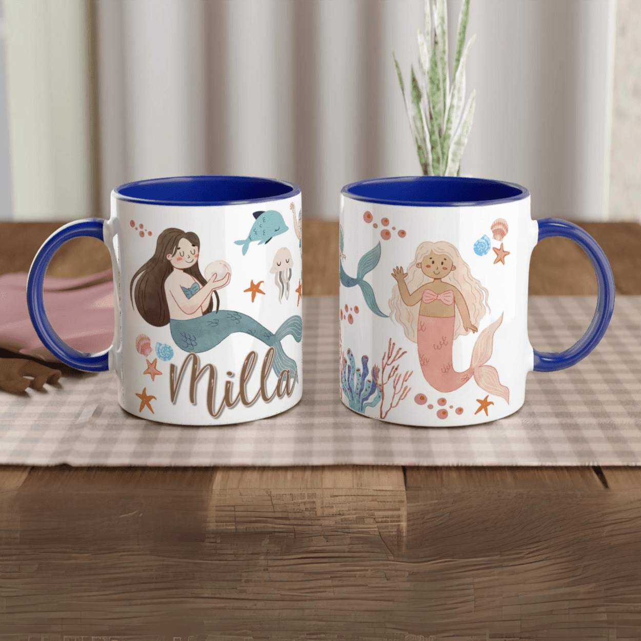 Mug personnalisé avec décor de sirènes, animaux marins et coraux aquarelle, intérieur bleu, idéal pour une passionnée de l’océan.