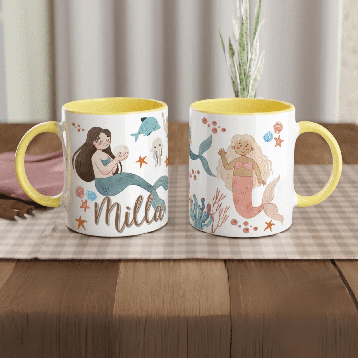 Mug personnalisé avec sirènes au style aquarelle et décor marin bohème, intérieur jaune, parfait pour un cadeau joyeux.