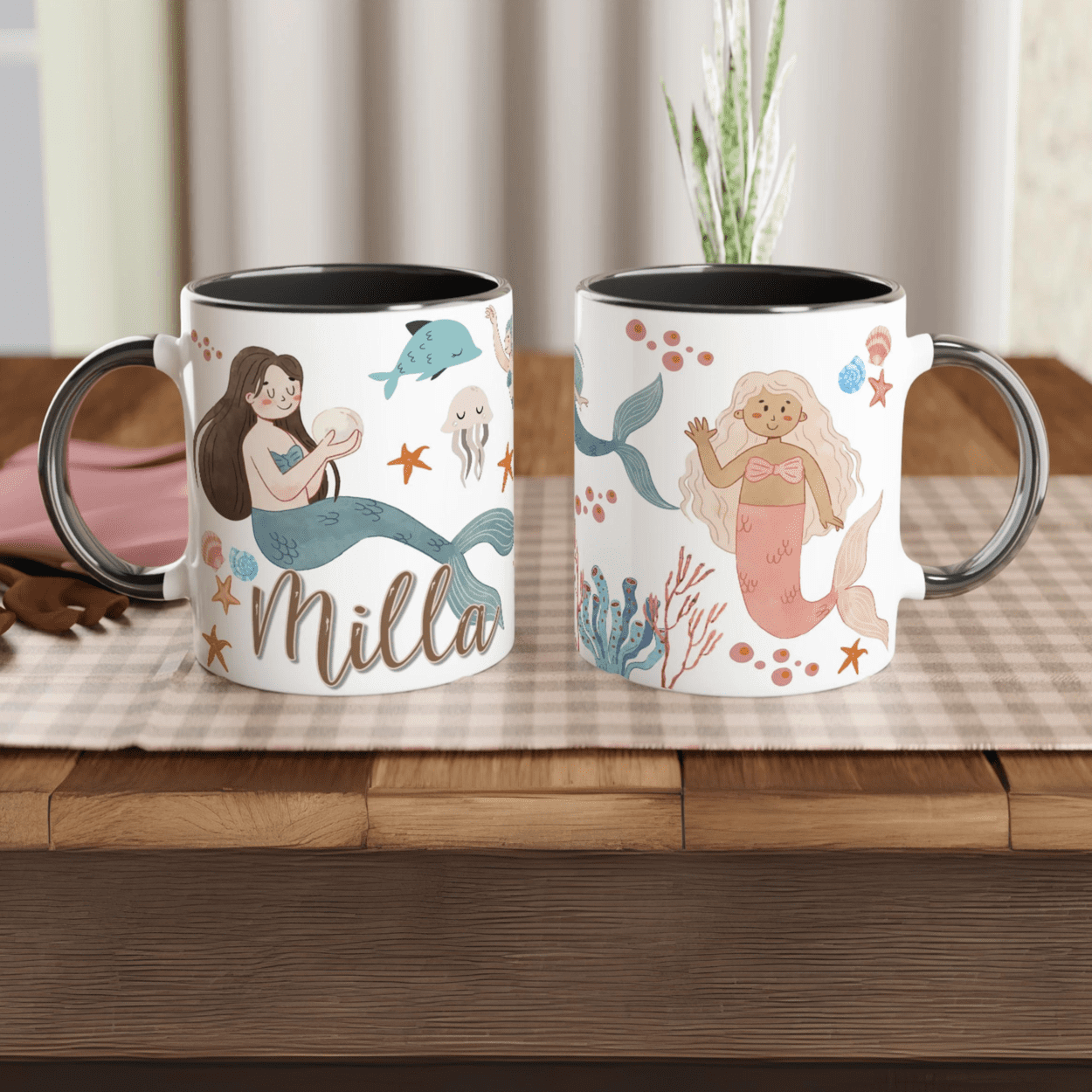 Mug personnalisé avec illustration de sirènes et fonds marins au style aquarelle, intérieur noir, parfait pour une touche chic.
