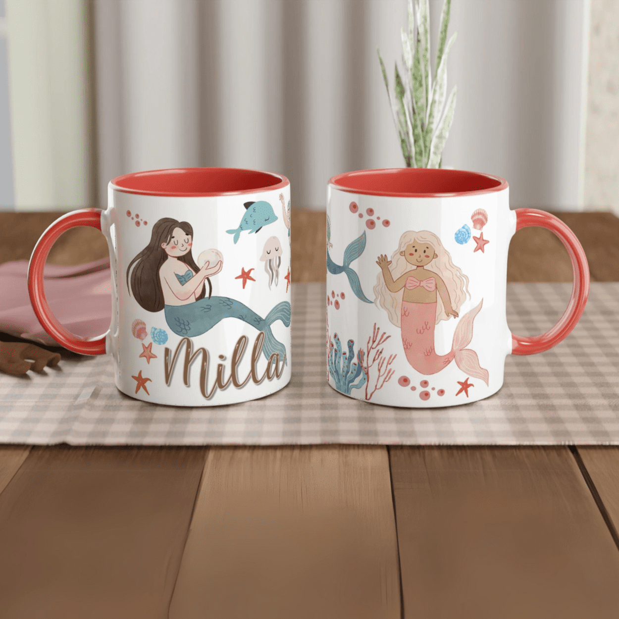 Mug personnalisé avec motifs de sirènes aquarelle et décor marin, intérieur rouge, parfait pour une passionnée de la mer.