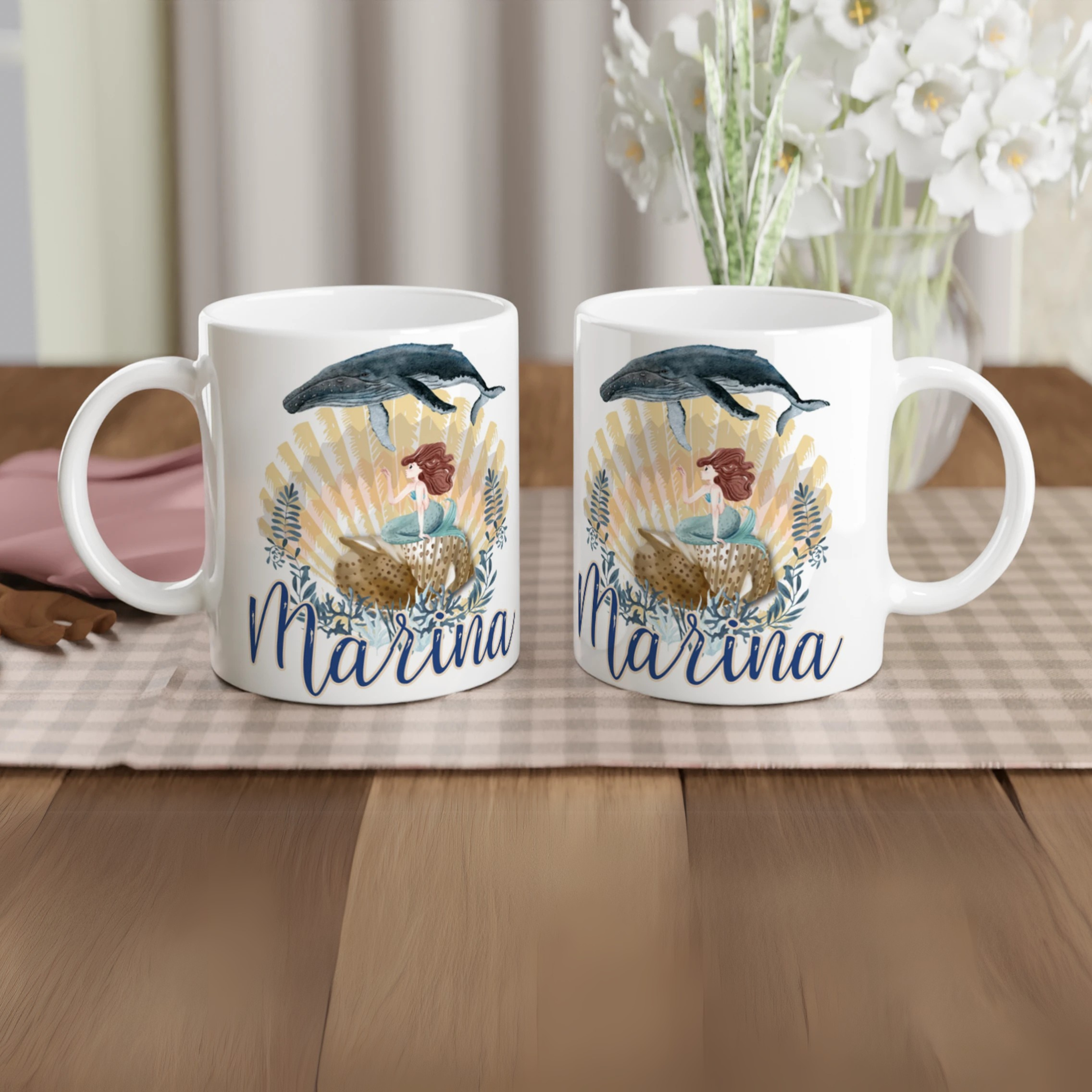 Mug personnalisable tout blanc avec prénom et illustration de sirène, coquillage et animaux marins, idéal pour un cadeau enfant unique.