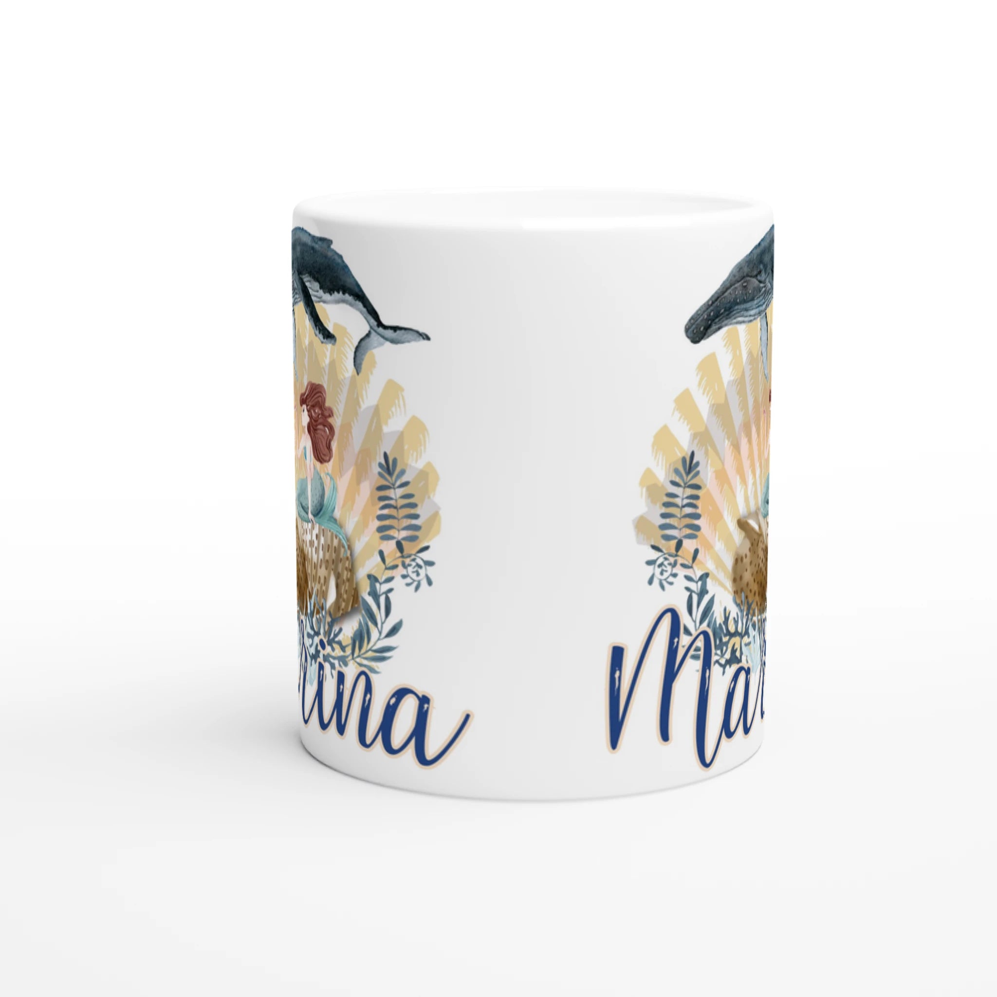 Mug personnalisé tout blanc avec prénom et illustration de sirène, coquillage et animaux marins, idéal pour un cadeau enfant unique.