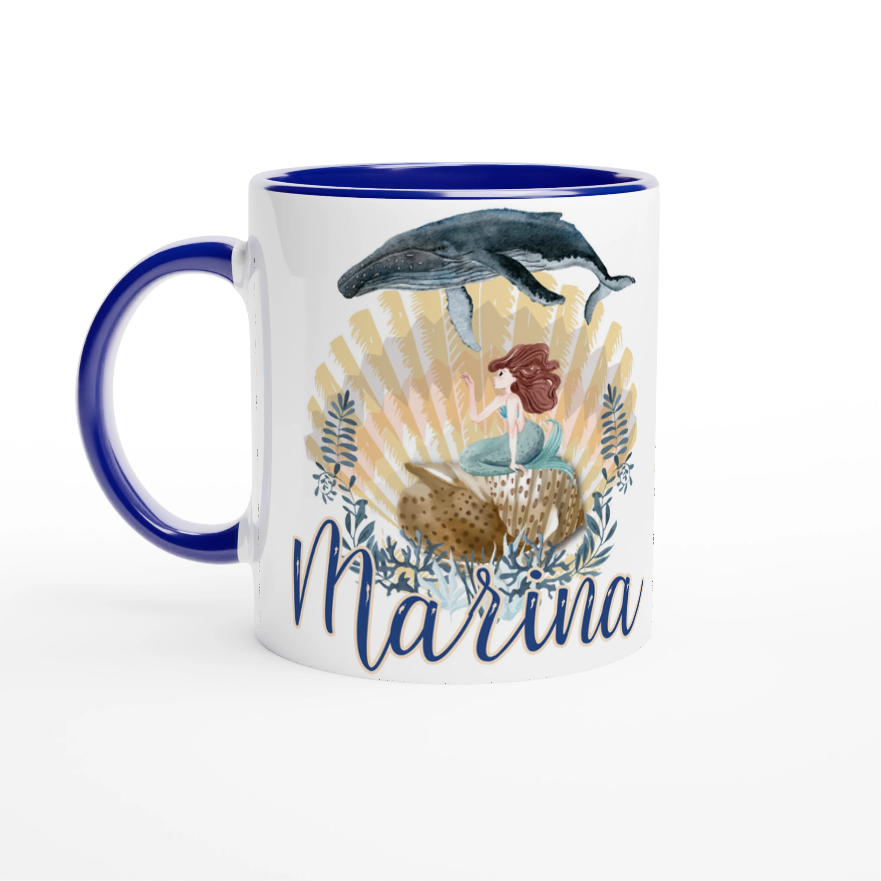 Mug personnalisé avec prénom, motif de sirène et éléments marins, intérieur bleu, idéal pour une passionnée des océans.