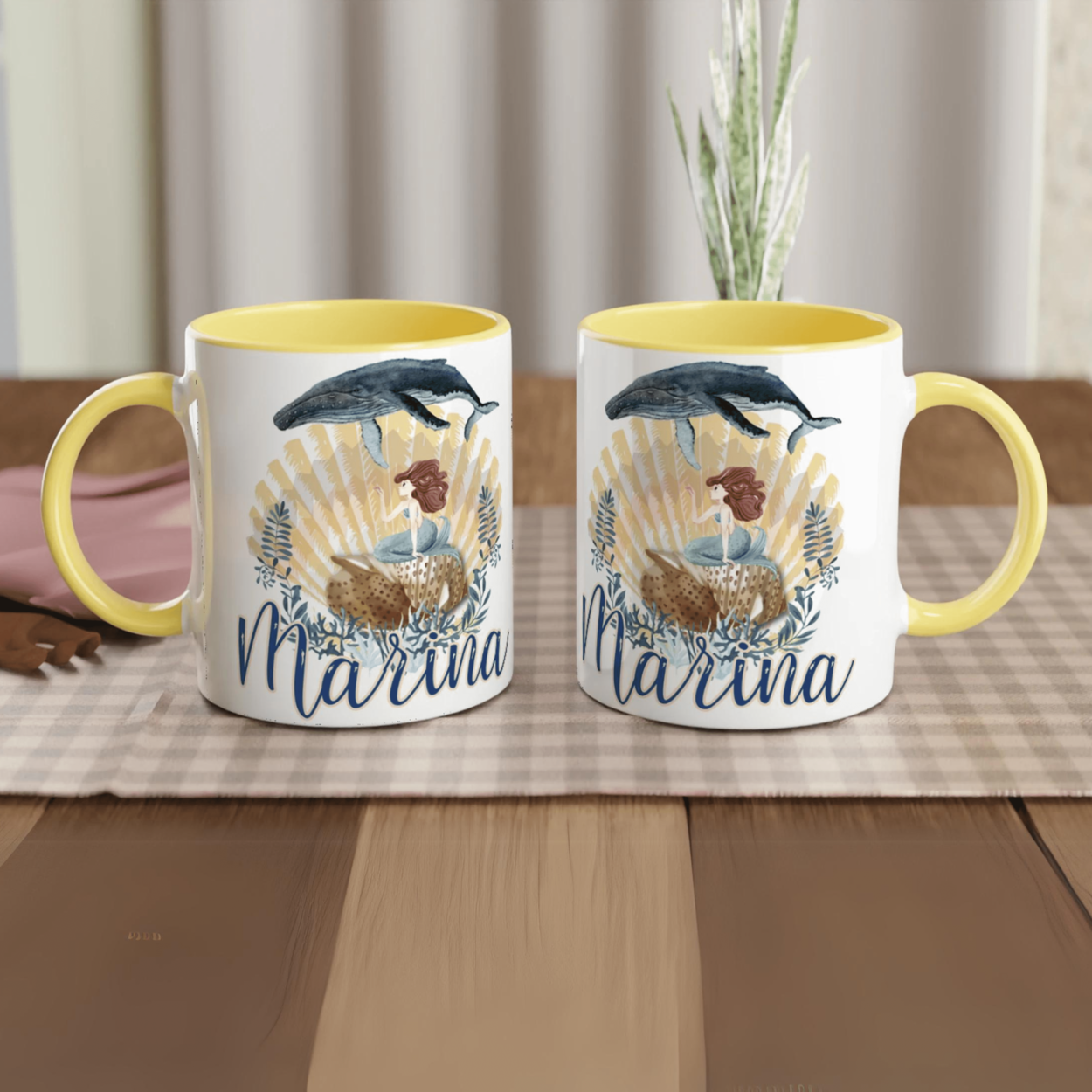 Tasse personnalisée avec prénom, design de sirène et animaux marins, intérieur jaune, cadeau joyeux pour une enfant rêveuse.