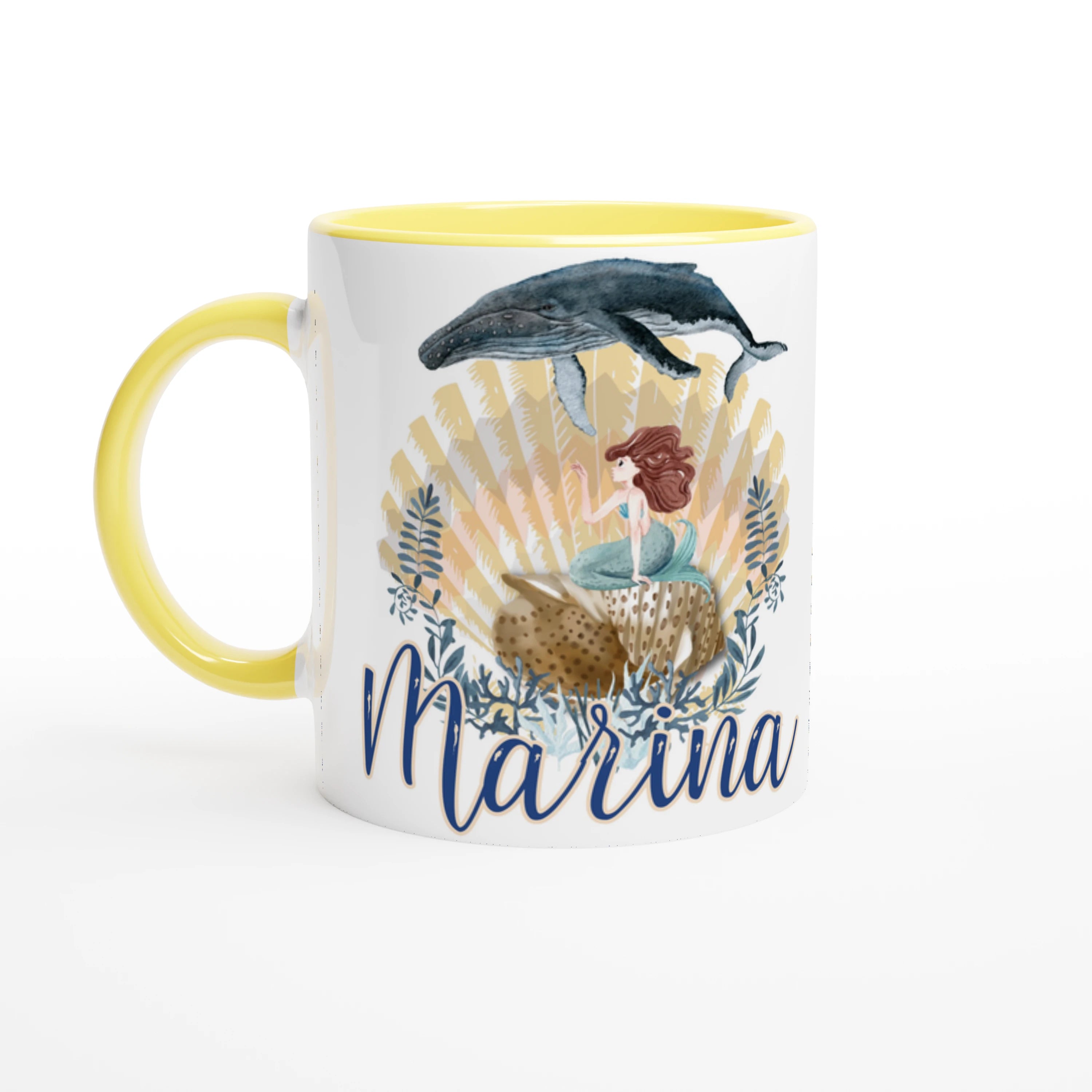 Tasse personnalisée avec prénom, design de sirène et animaux marins, intérieur jaune, cadeau joyeux pour une enfant rêveuse.