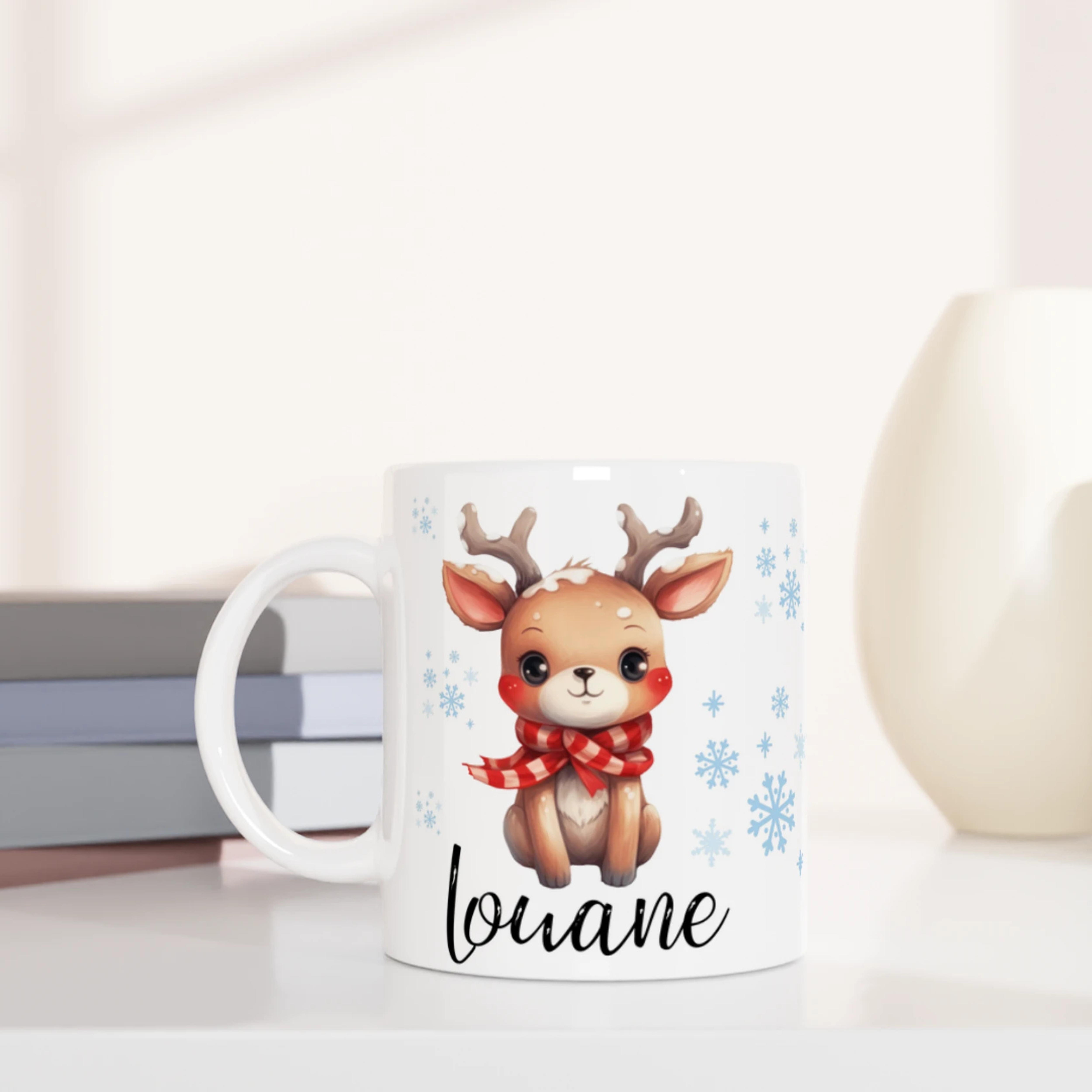 Mug prénom enfant avec renne, intérieur blanc, design hivernal idéal pour Noël et l’hiver.