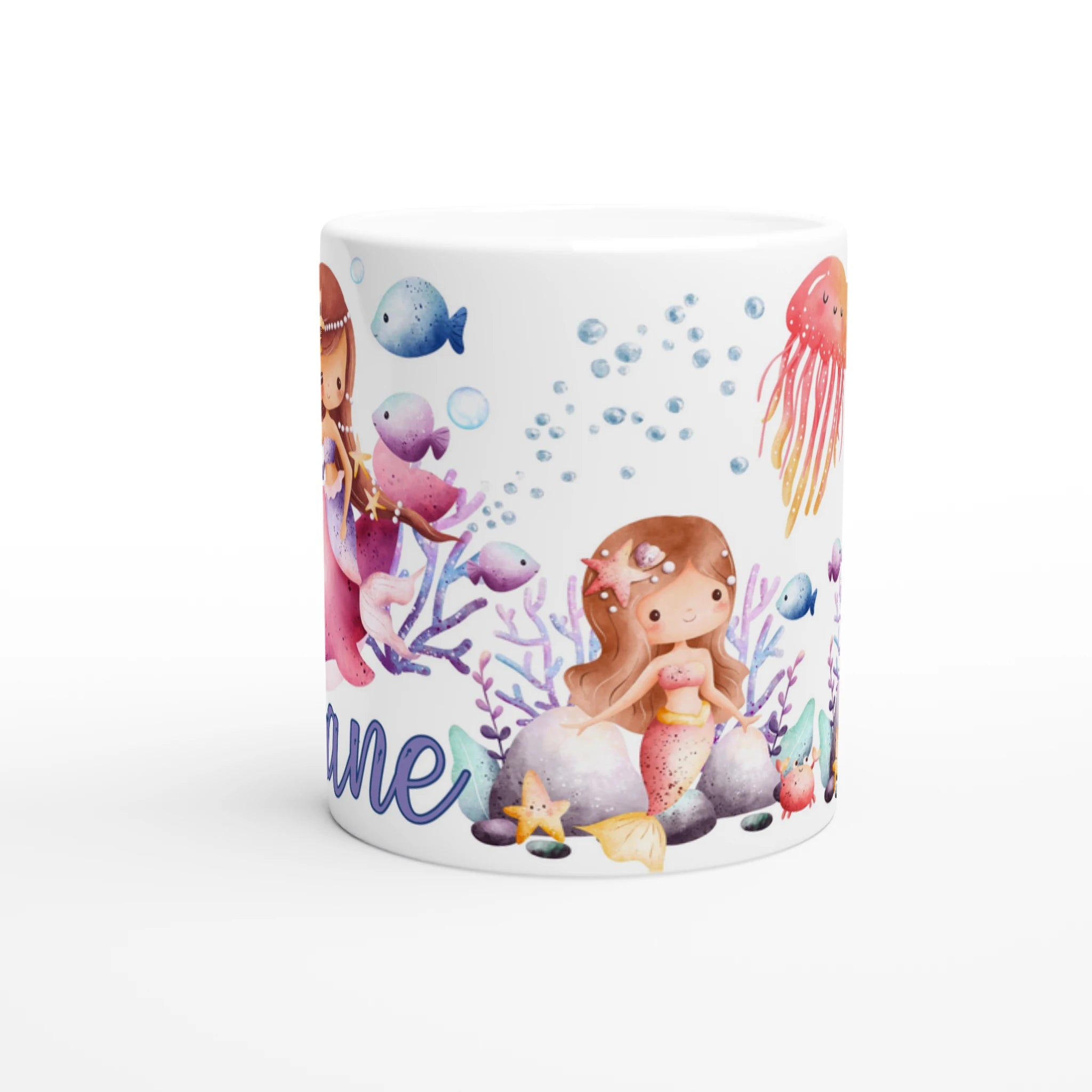 Mug personnalisé tout blanc avec illustration de sirènes et animaux marins, comme des méduses et hippocampes, idéal pour un cadeau enfant.