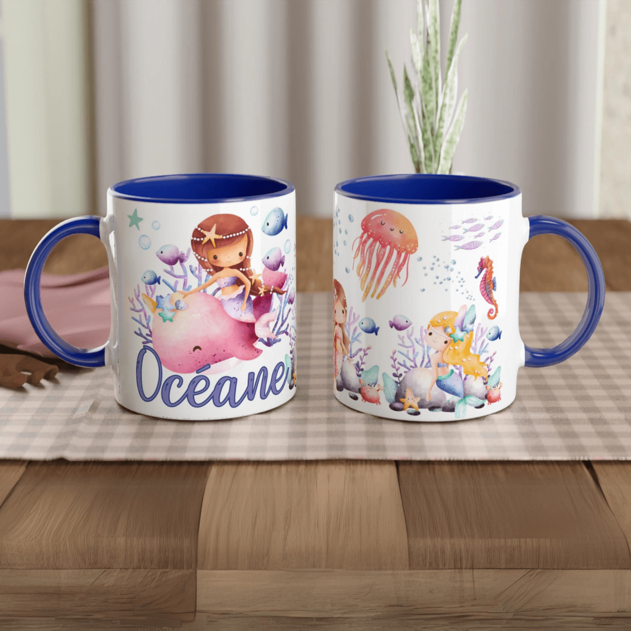 Mug personnalisé avec décor de sirènes et animaux marins, comme des étoiles de mer et poissons, intérieur bleu, parfait pour l’océan.