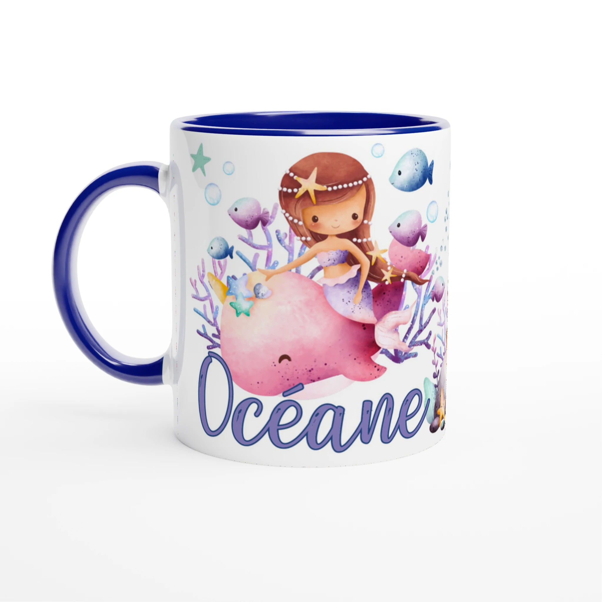 Mug personnalisé avec décor de sirènes et animaux marins, comme des étoiles de mer et poissons, intérieur bleu, parfait pour l’océan.
