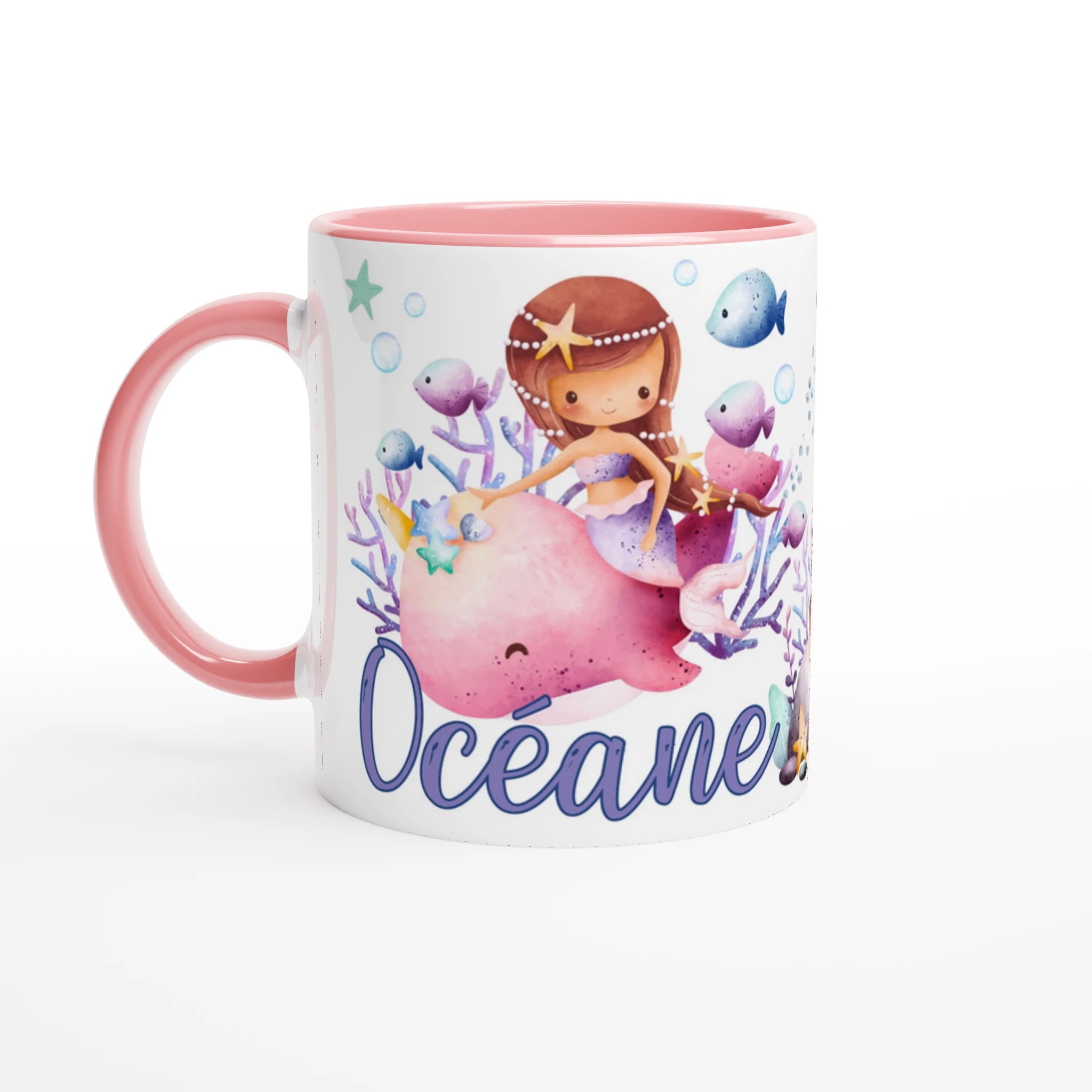 Tasse personnalisée avec motifs de sirènes, coraux et animaux marins, intérieur rose, idéale pour un cadeau fille élégant.